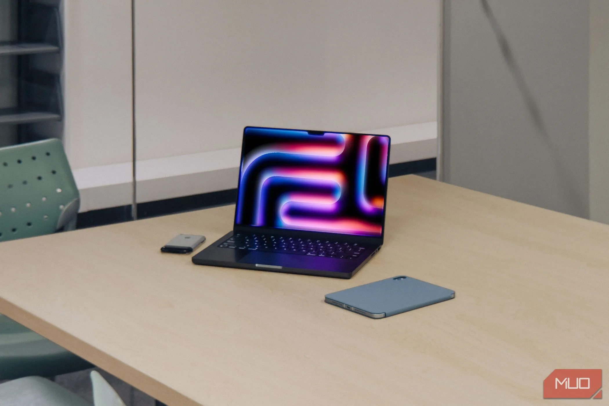 Hệ sinh thái Apple với MacBook Pro M4, iPad và iPhone đời cũ trên bàn gỗ, nhấn mạnh sự đồng bộ và liên kết