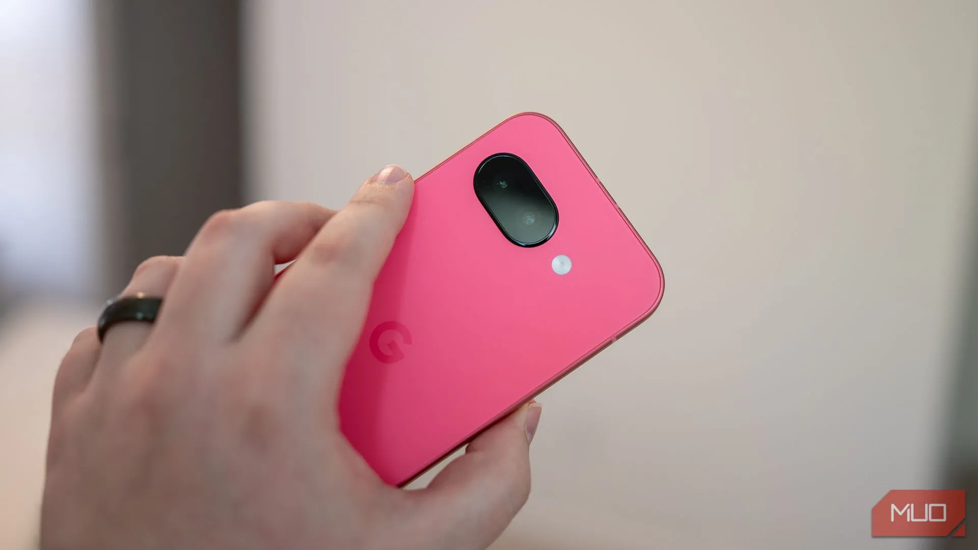 Hệ thống camera kép phía sau của Google Pixel 9a, nổi bật khả năng chụp ảnh chuyên nghiệp