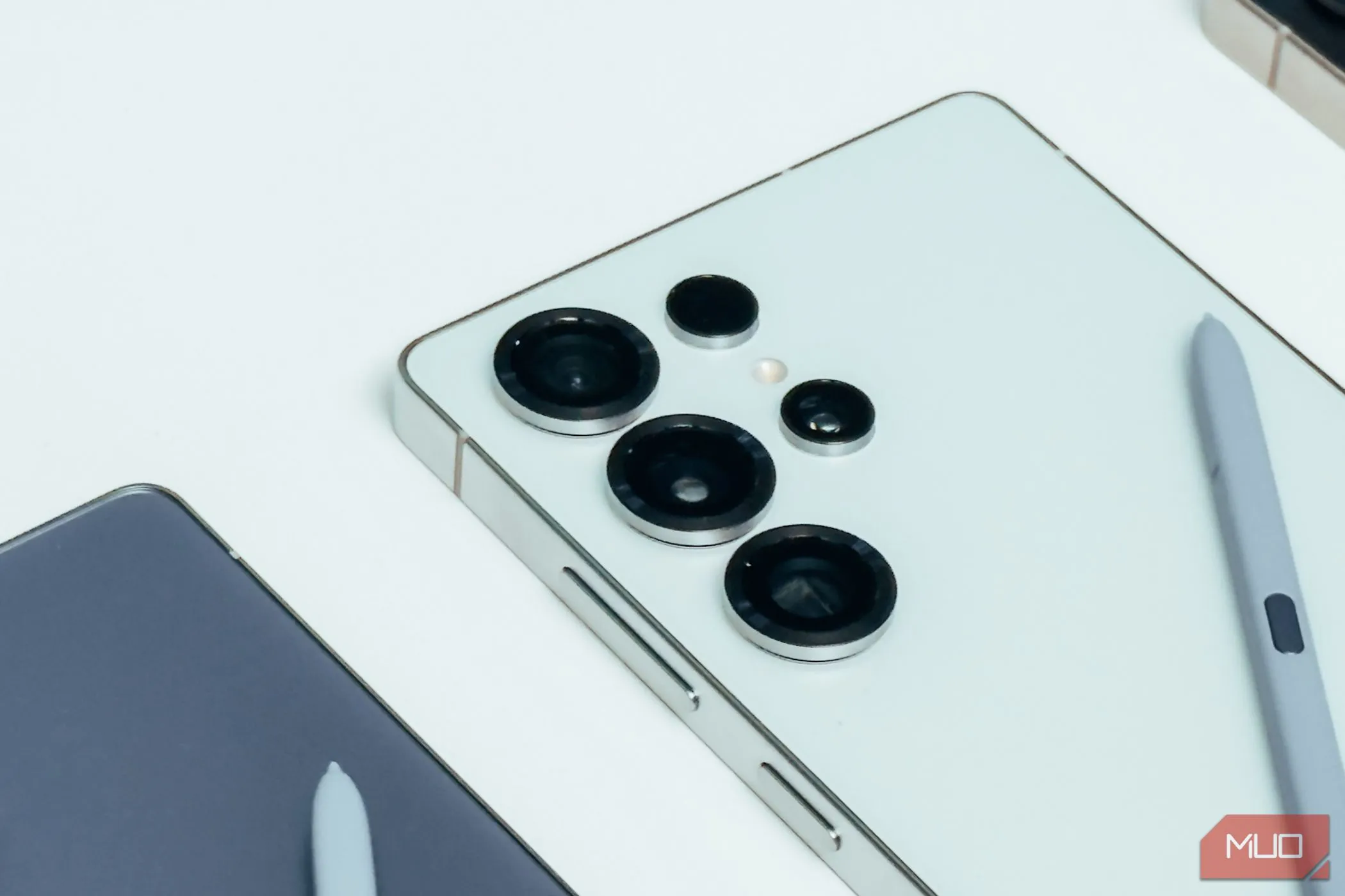 Hệ thống camera Samsung Galaxy S25 Ultra màu trắng nhìn từ gần