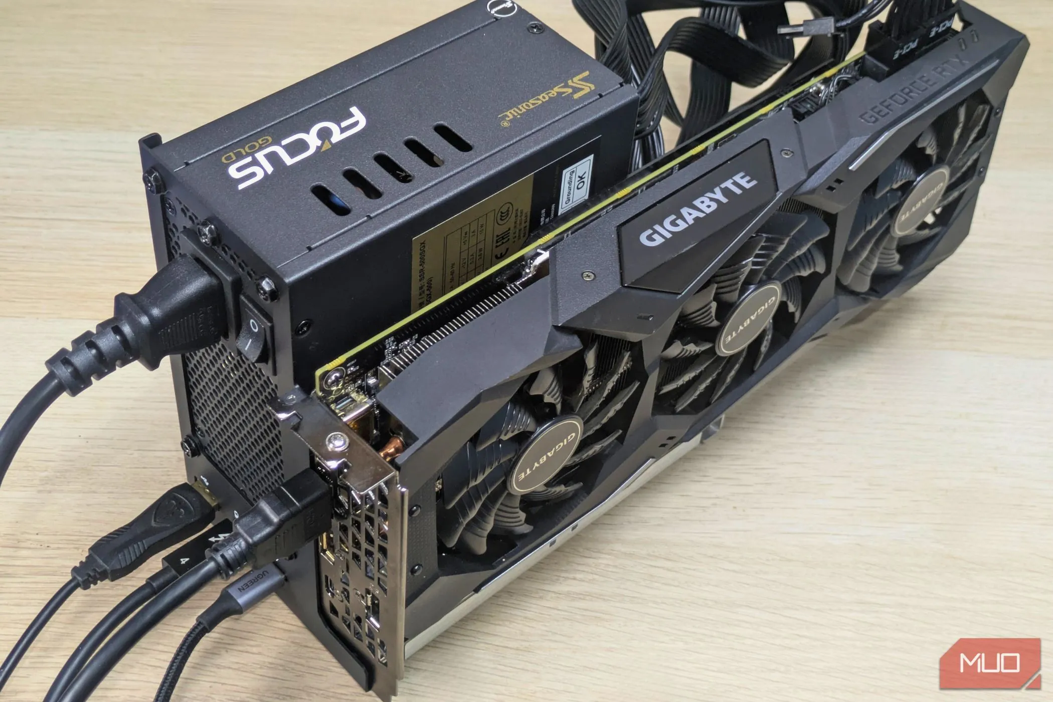 Hệ thống eGPU hoàn chỉnh với các thiết bị ngoại vi như bàn phím, chuột được kết nối qua các cổng USB trên dock, minh họa khả năng mở rộng tiện ích.