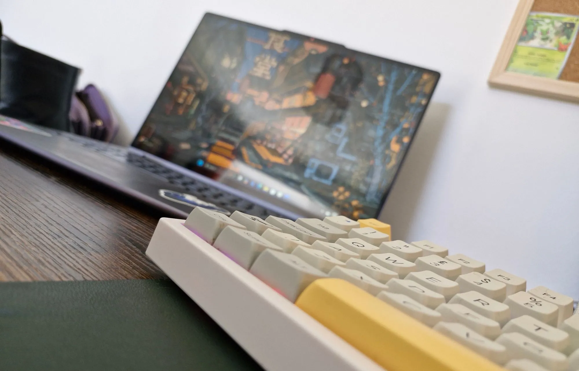 Hình ảnh bàn phím ngoài và laptop trên bàn làm việc