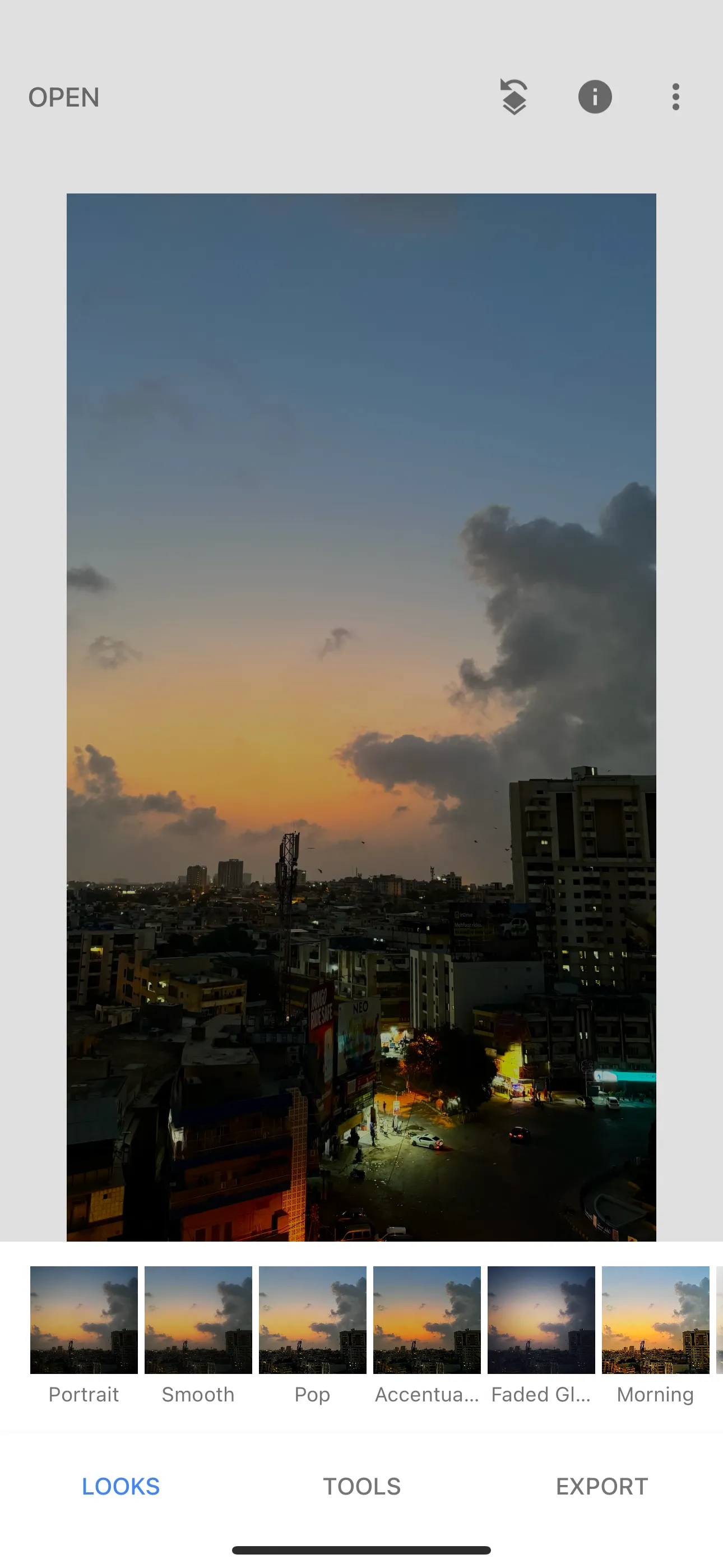 Hình ảnh được mở trong trình chỉnh sửa Snapseed của Google