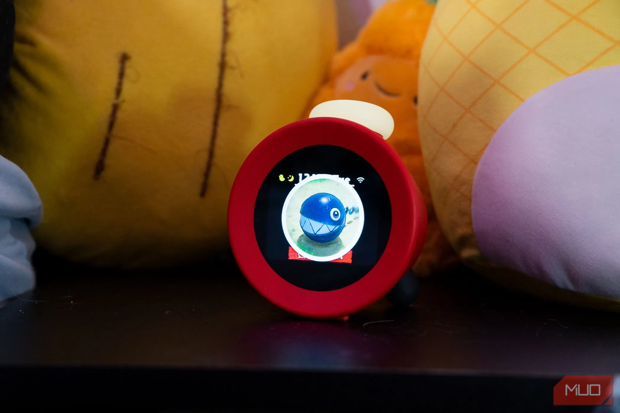 Hình ảnh &quot;khách truy cập&quot; Chain Chomp từ game Mario trên màn hình báo thức Alarmo