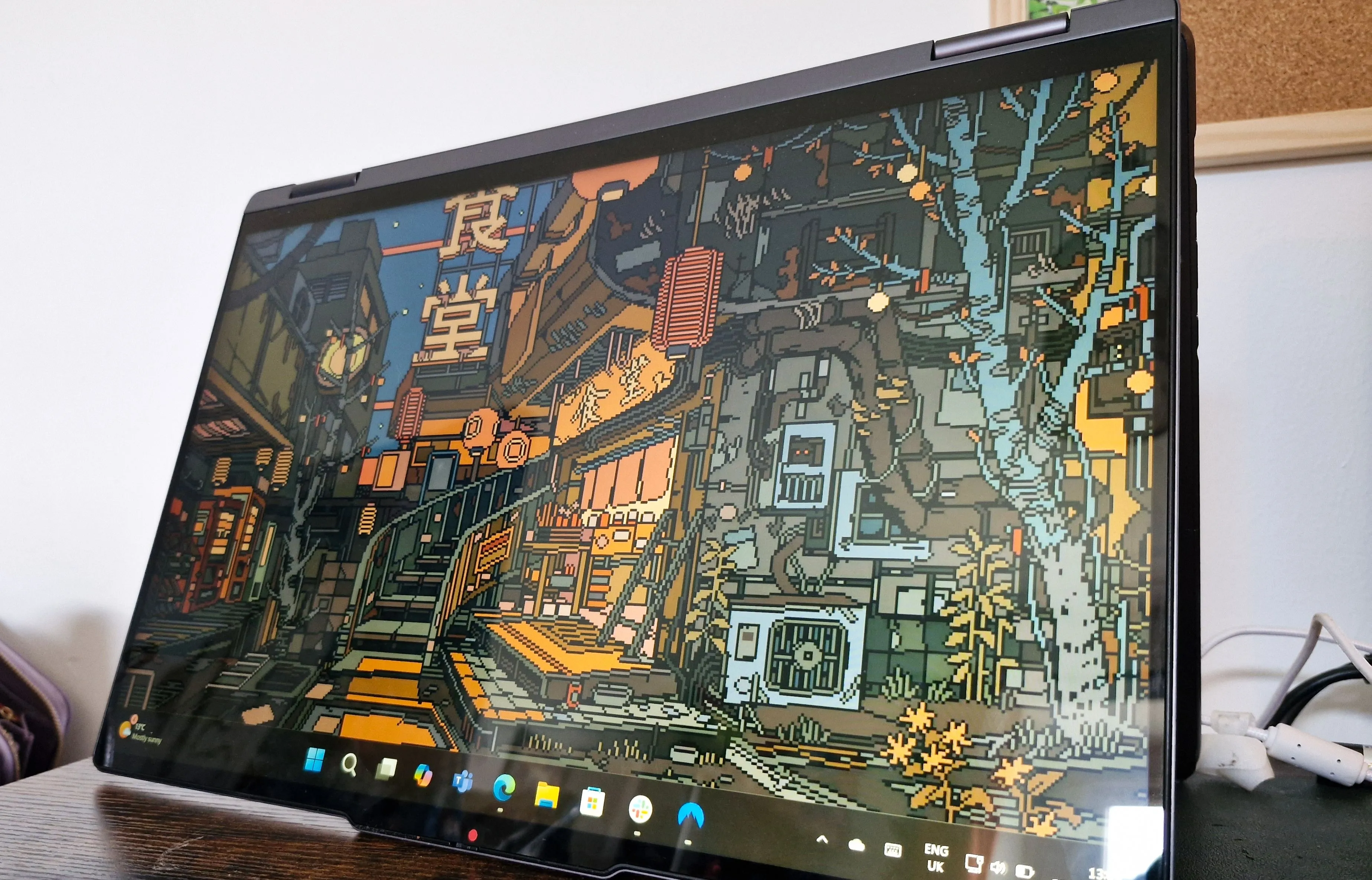 Hình ảnh laptop Lenovo Yoga 7 ở chế độ máy tính bảng
