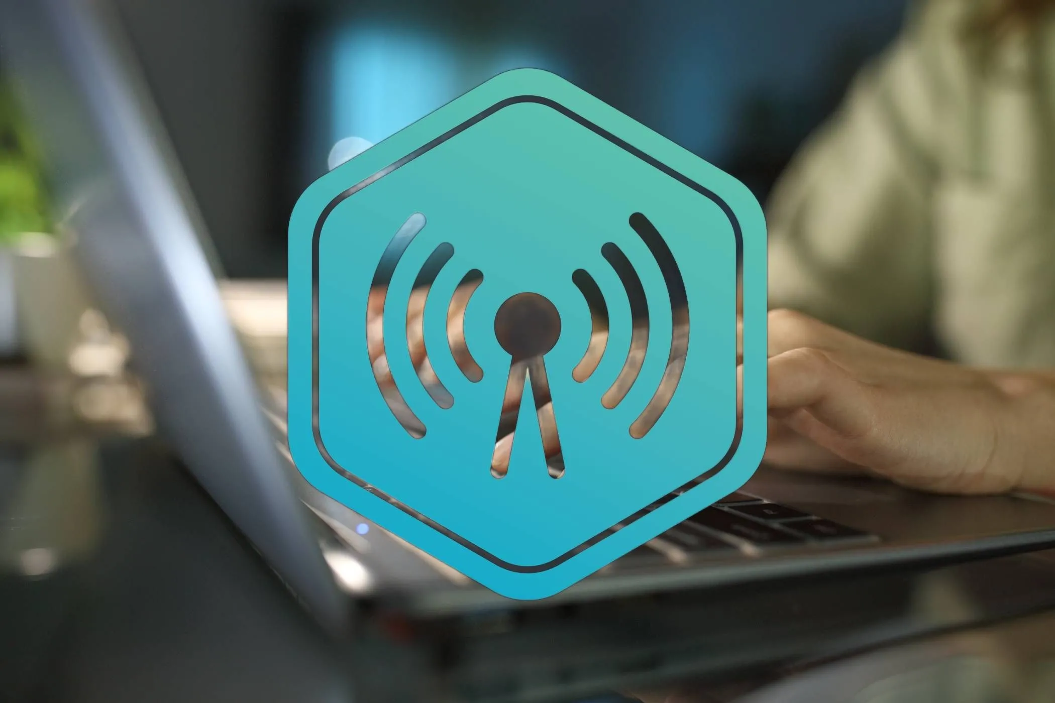 Hình ảnh minh họa tín hiệu Wi-Fi không dây mạnh mẽ với người dùng laptop phía sau