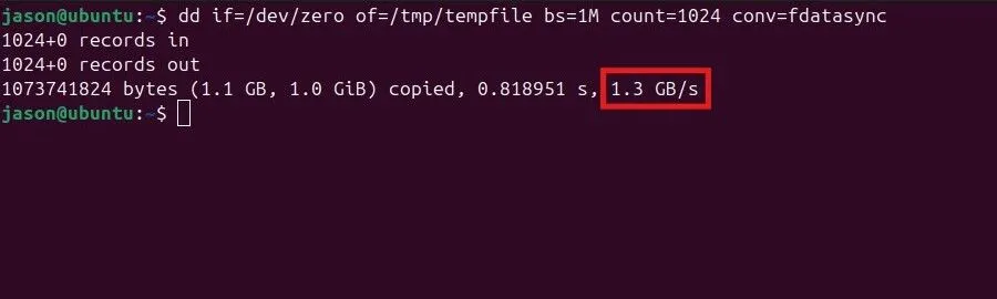 Hình ảnh mô phỏng kết quả kiểm tra tốc độ ghi SSD trên Linux bằng lệnh dd trong Terminal.