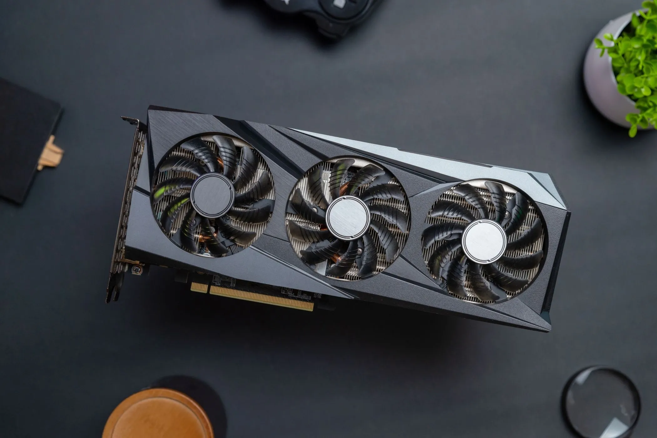 Hình ảnh một card đồ họa chơi game NVIDIA RTX đặt trên bàn, tượng trưng cho sức mạnh xử lý và hiệu năng được cải thiện sau khi cập nhật driver mới.