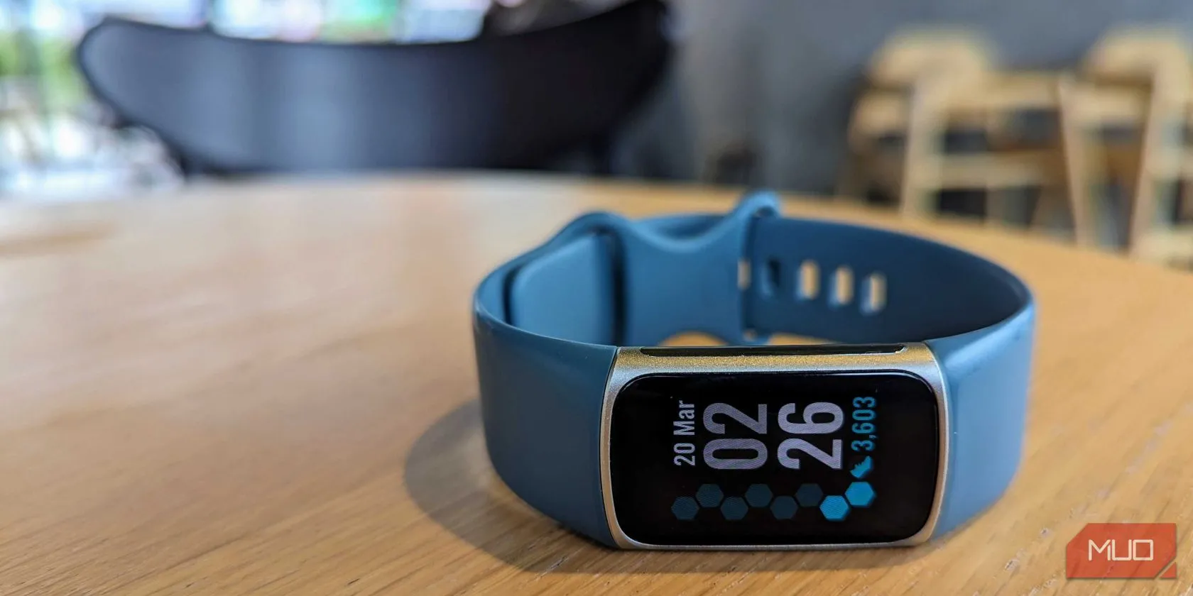 Hình ảnh một chiếc đồng hồ thông minh Fitbit trên bàn, thể hiện xu hướng thiết kế tối giản trong lĩnh vực thiết bị đeo tay và triết lý mà Core Devices đang theo đuổi