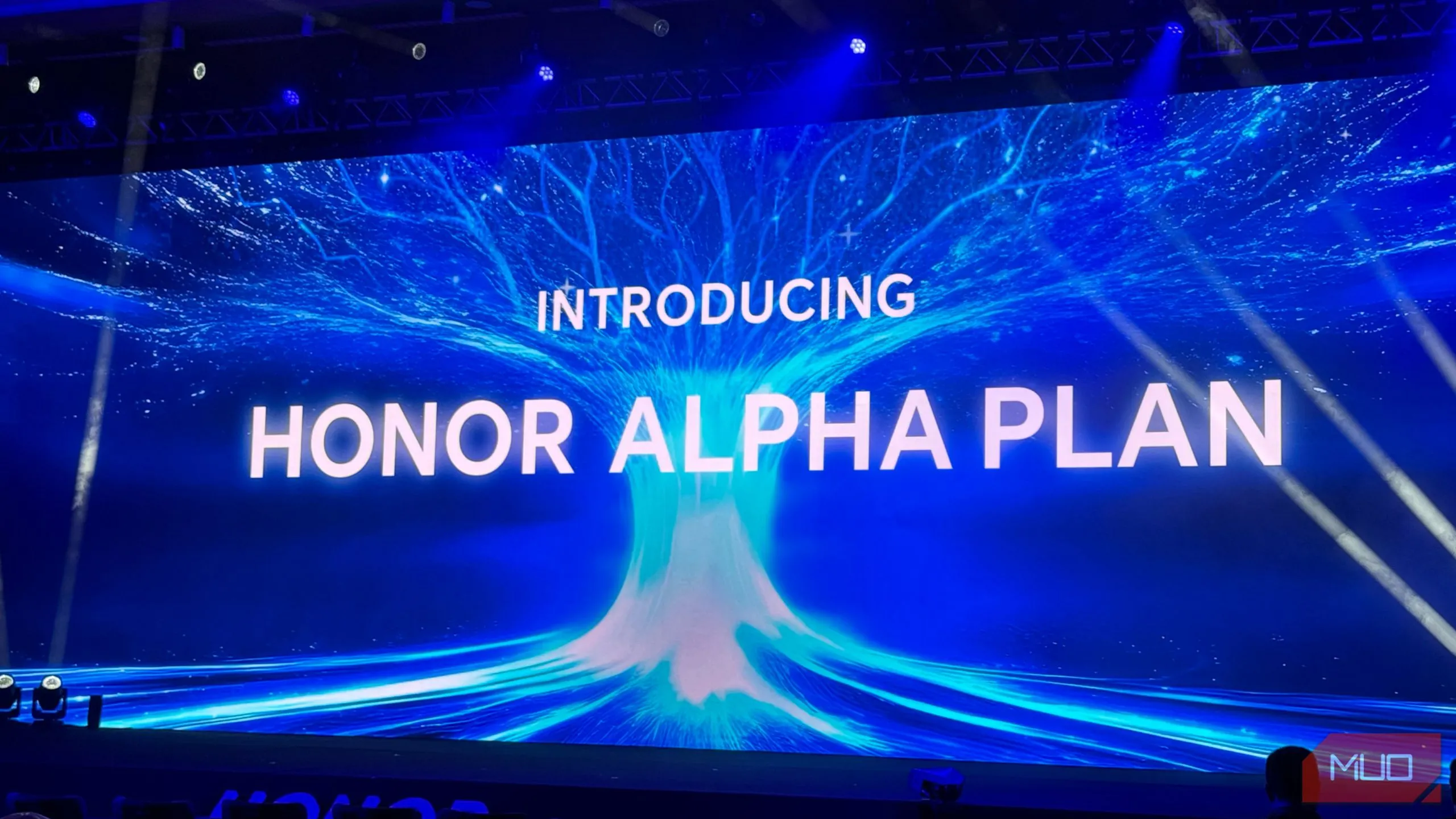 Honor công bố chiến lược AI Alpha Plan tại sự kiện MWC 2025
