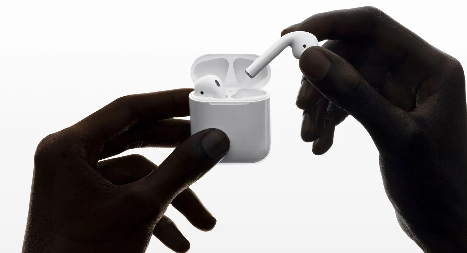 Hộp sạc của AirPods thế hệ thứ hai với thiết kế bo góc và đèn báo ở mặt trước