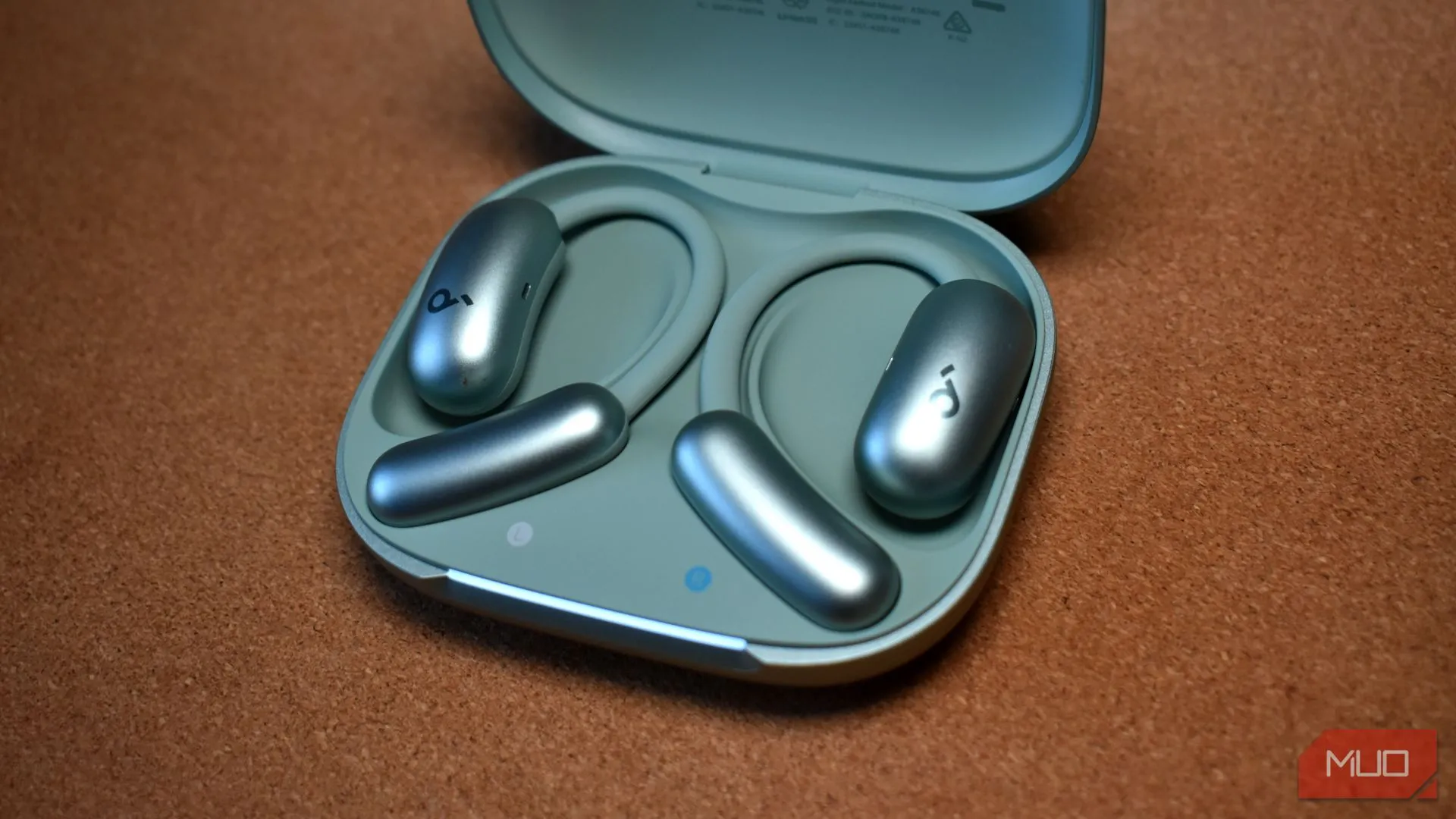 Hộp sạc và tai nghe Soundcore AeroFit 2, một đối thủ của Nothing Ear (open)
