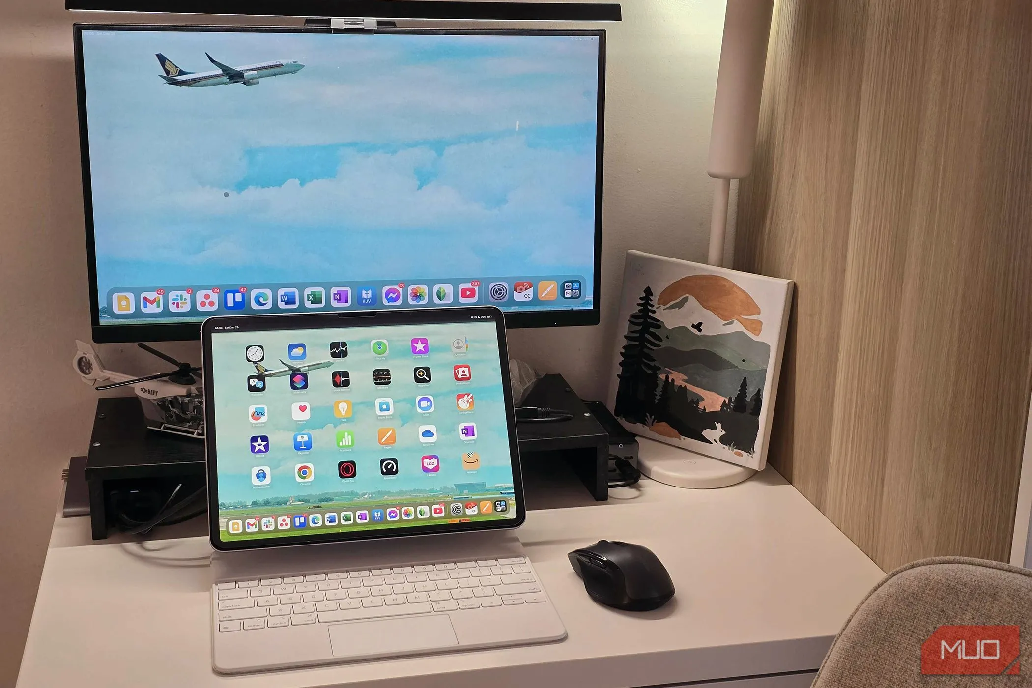 iPad Air kết nối với màn hình ngoài, chuột và bàn phím thông qua một hub USB-C, thể hiện khả năng mở rộng kết nối và năng suất.