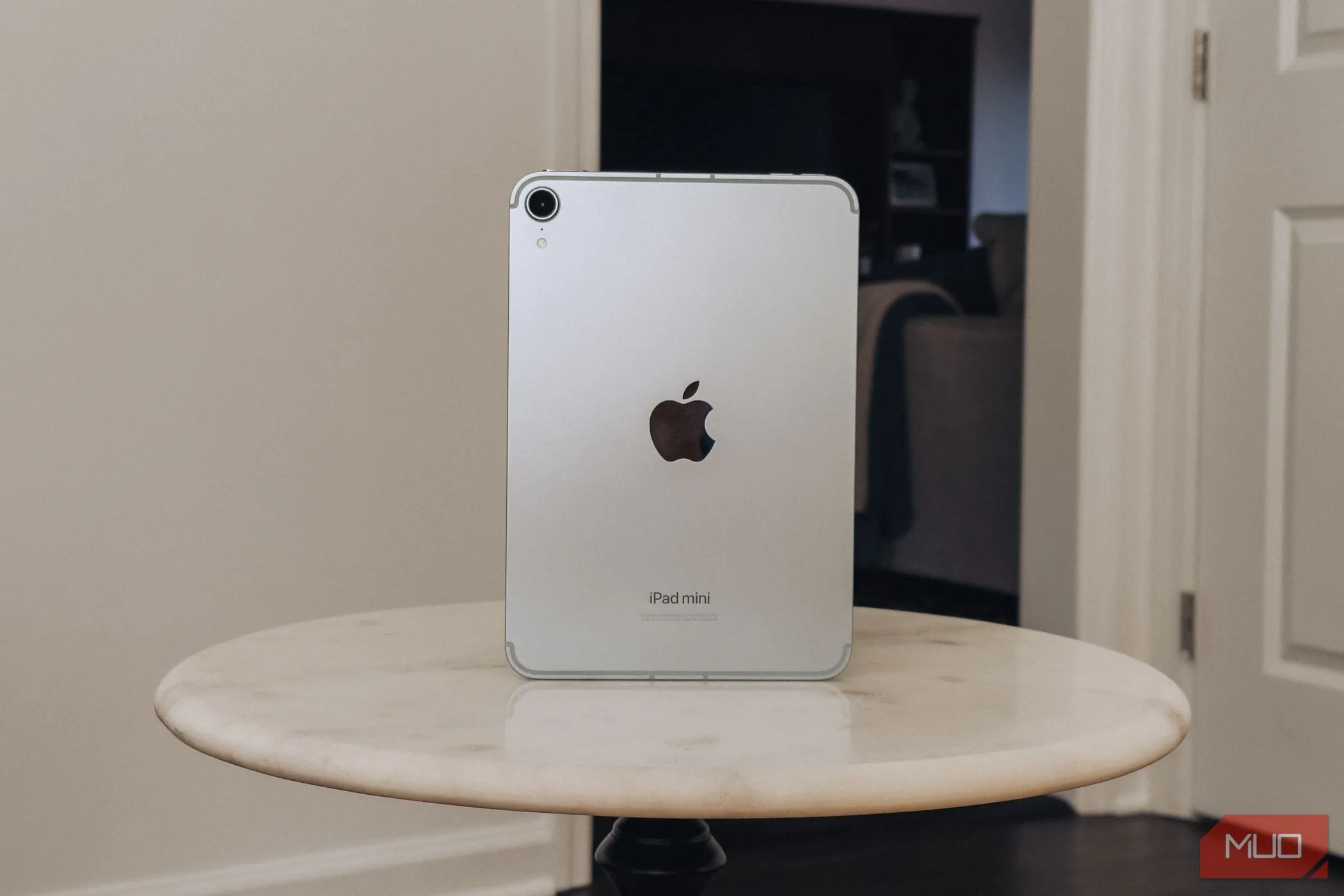 iPad mini (chip A17 Pro) trên bàn đá cẩm thạch