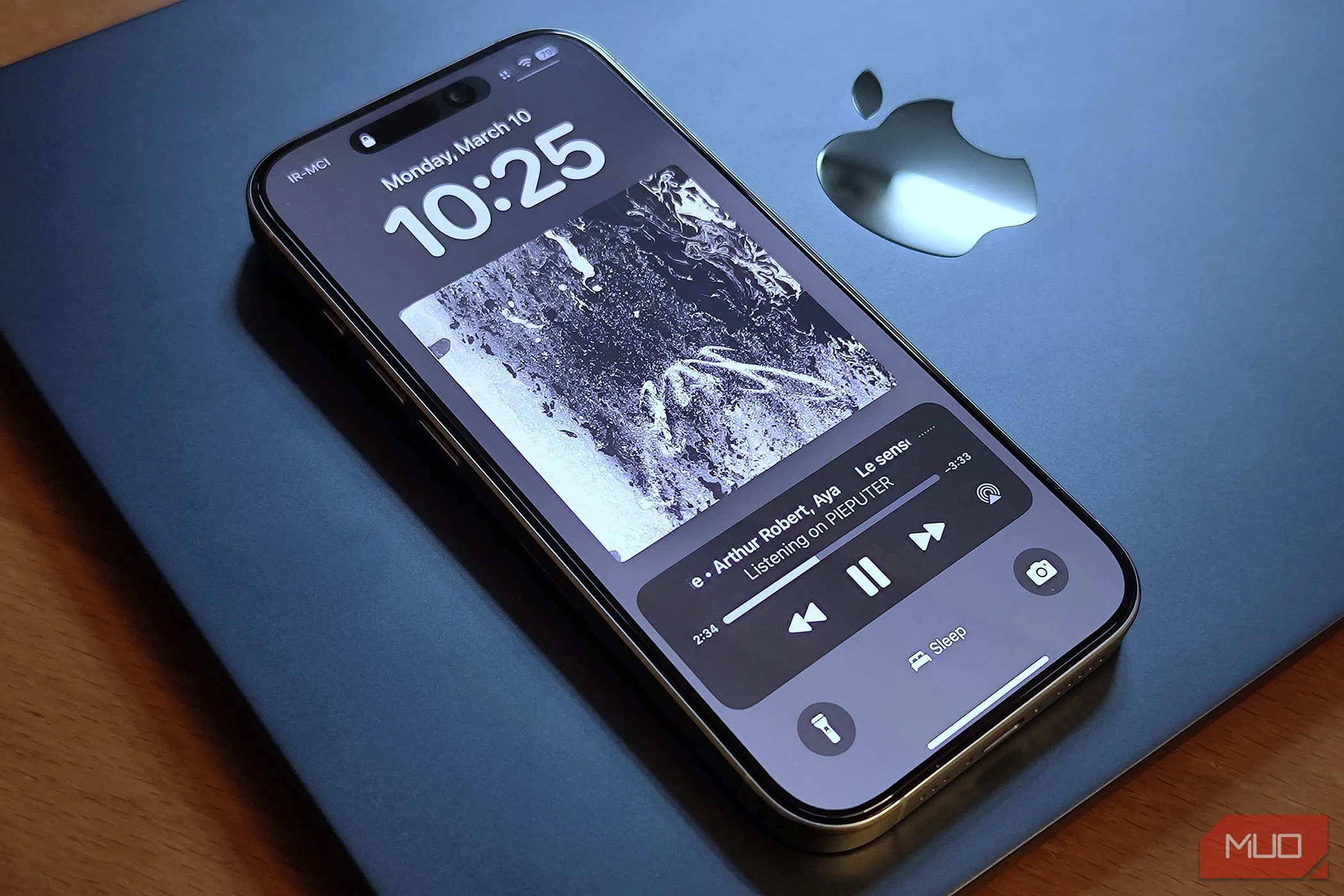 iPhone 16 Pro đặt cạnh MacBook Air, thể hiện sự sang trọng và tính liên kết của hệ sinh thái Apple, nhấn mạnh tầm quan trọng của việc bảo vệ thiết bị cao cấp.