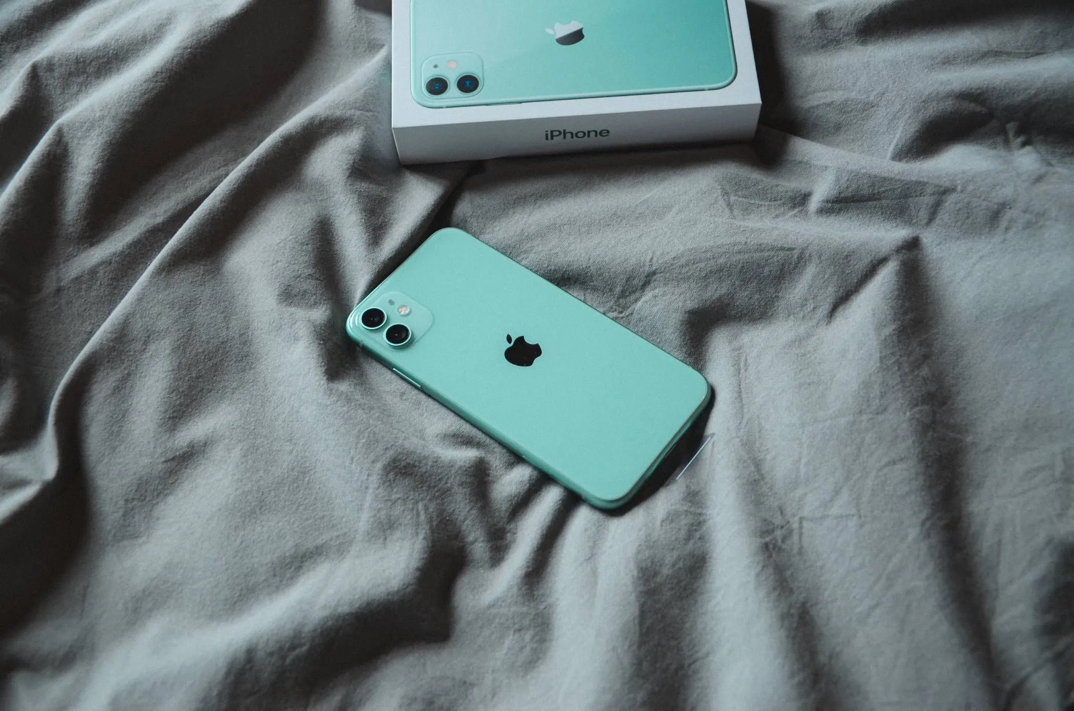 iPhone đặt trên chăn hoặc ga trải giường khi sạc