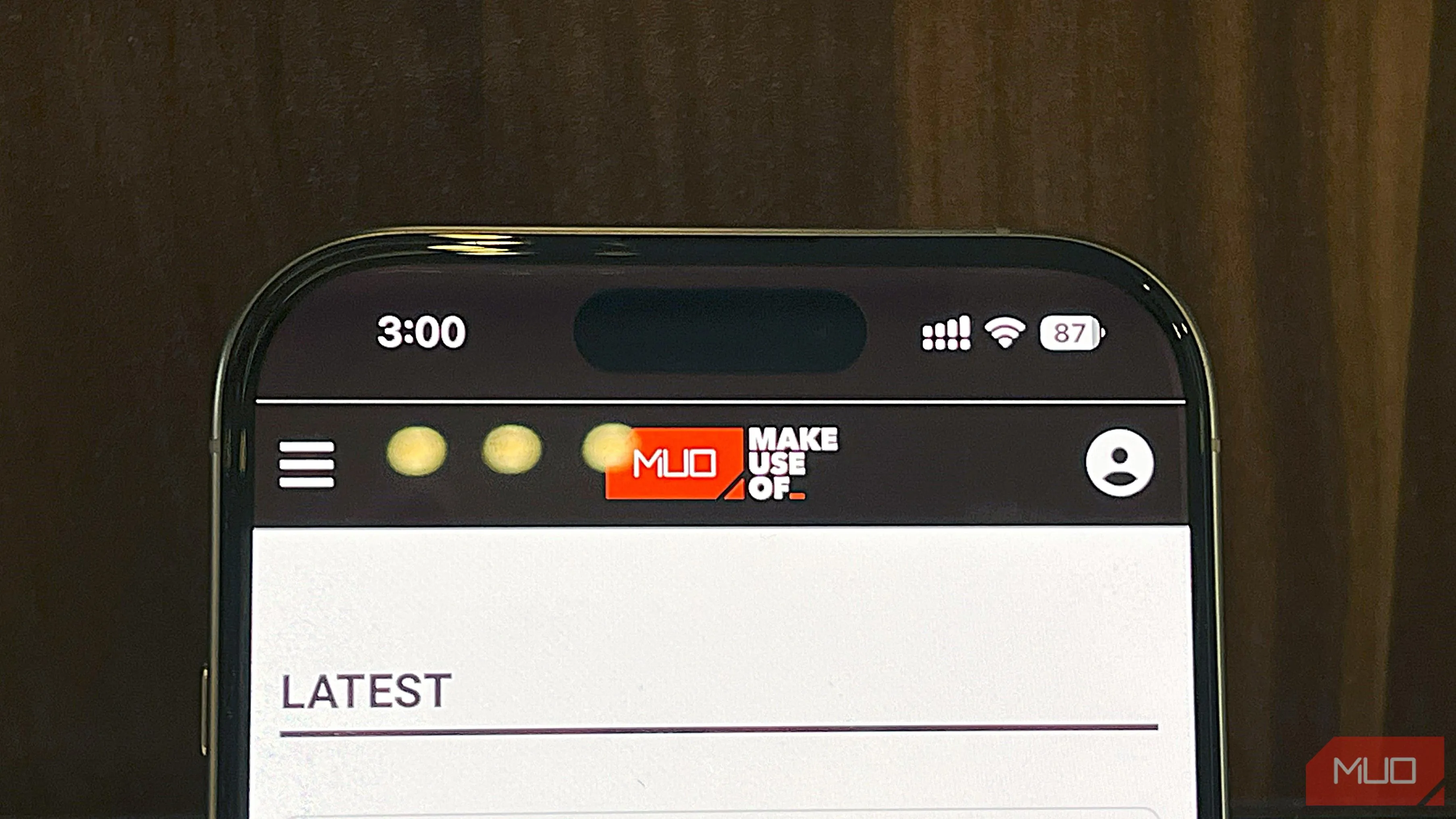 iPhone hiển thị giao diện Safari với nội dung trang web MakeUseOf, minh họa quá trình duyệt web tiết kiệm pin