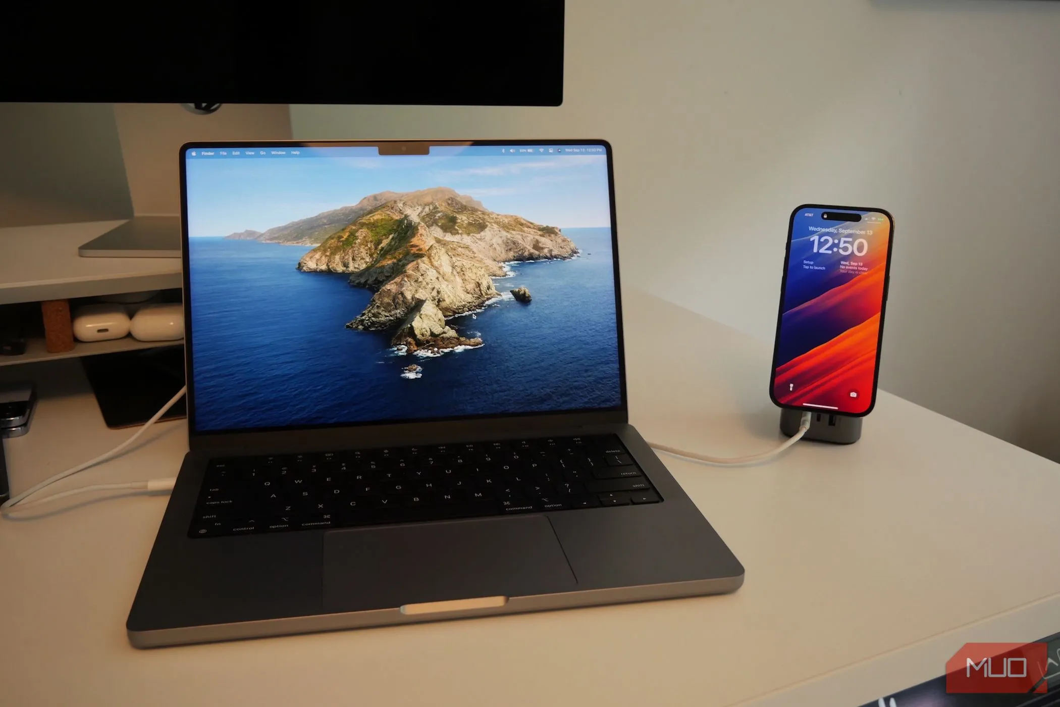iPhone và MacBook Pro đặt cạnh nhau, minh họa việc sử dụng iPhone như loa phụ cho Mac qua kết nối không dây