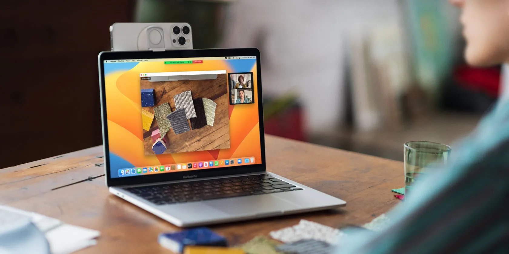 iPhone và MacBook sử dụng tính năng Continuity Camera để biến iPhone thành webcam chất lượng cao