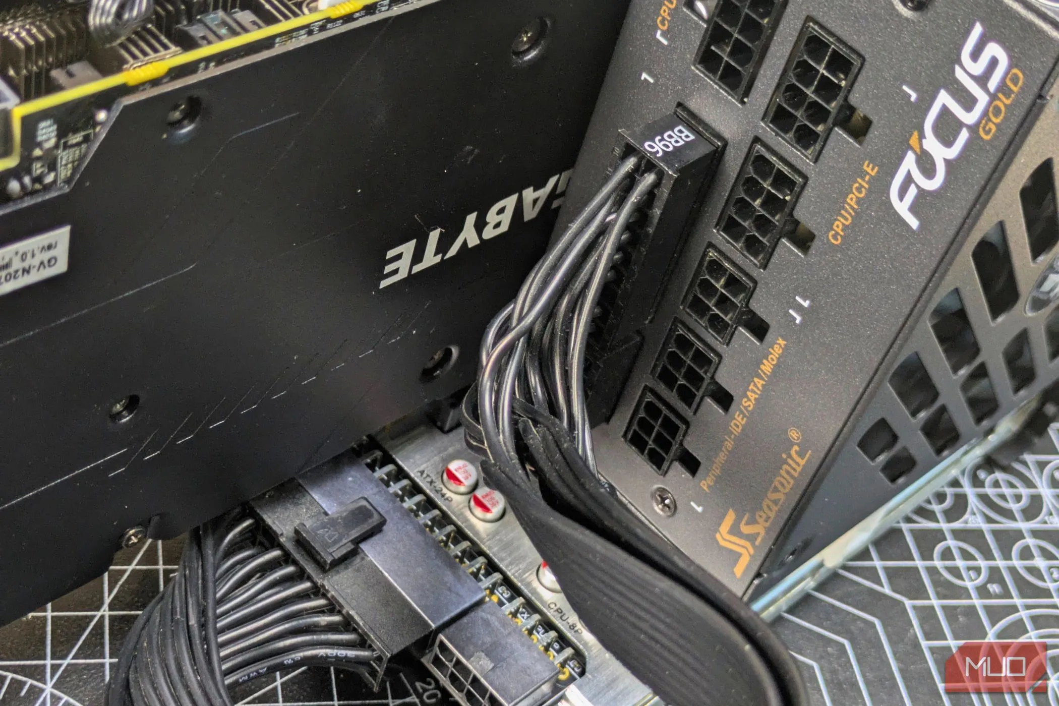 Kết nối các loại cáp nguồn cần thiết từ PSU vào dock eGPU và card đồ họa, bao gồm 24-pin, 4+4-pin và PCIe.