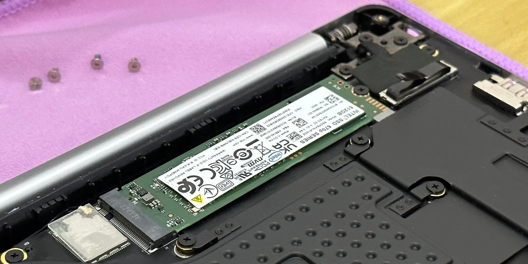 Khe cắm SSD của laptop Tecno Megabook T1 với ốc Torx