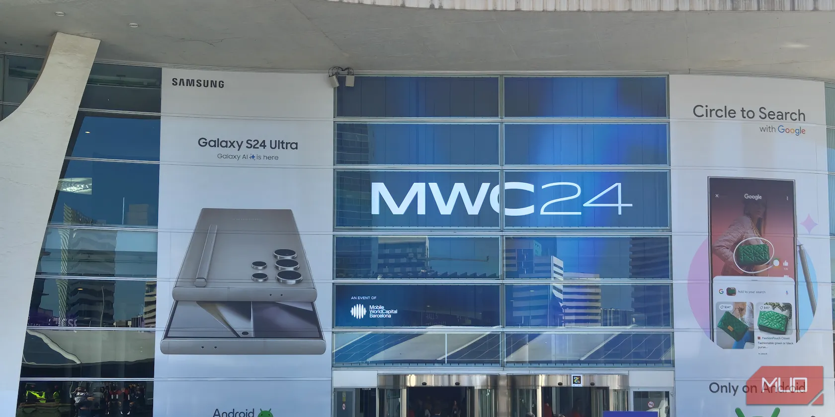 Không gian sảnh chính sự kiện MWC 2024 tại Barcelona, nơi hội tụ các thương hiệu công nghệ lớn và du khách toàn cầu.