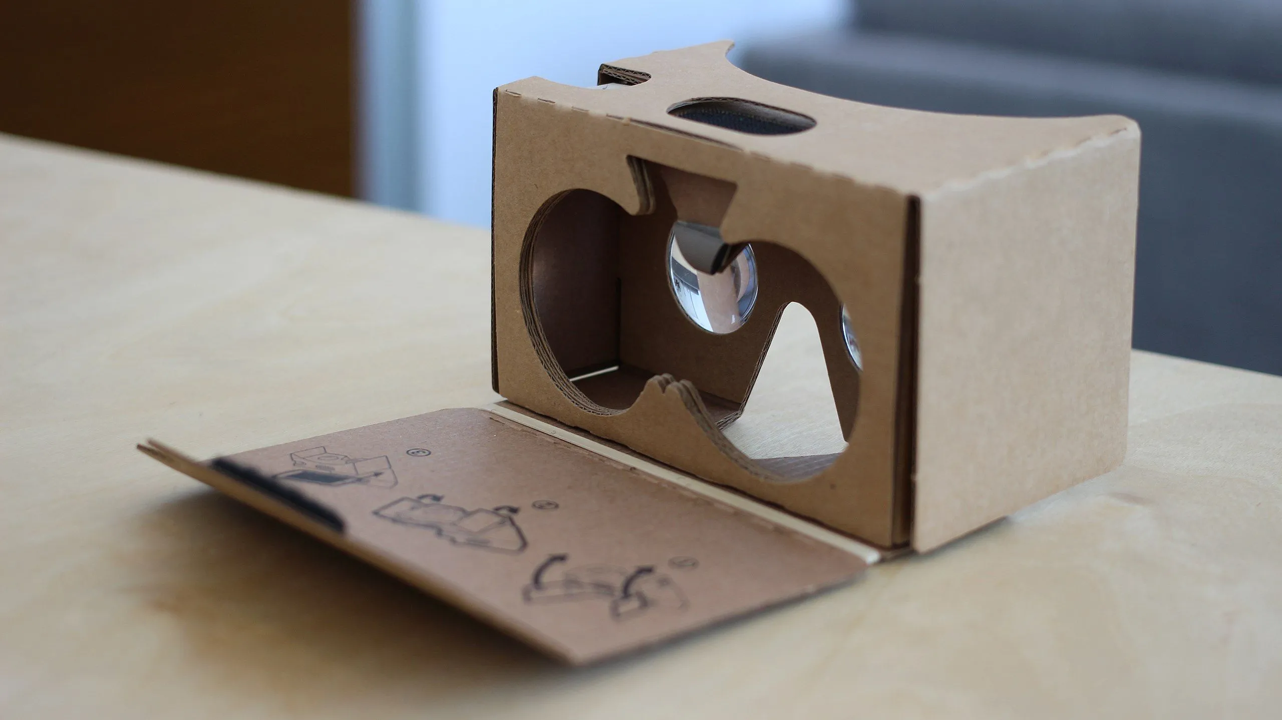 Kính Google Cardboard kết hợp với điện thoại iPhone, biến thiết bị cũ thành kính thực tế ảo giá rẻ