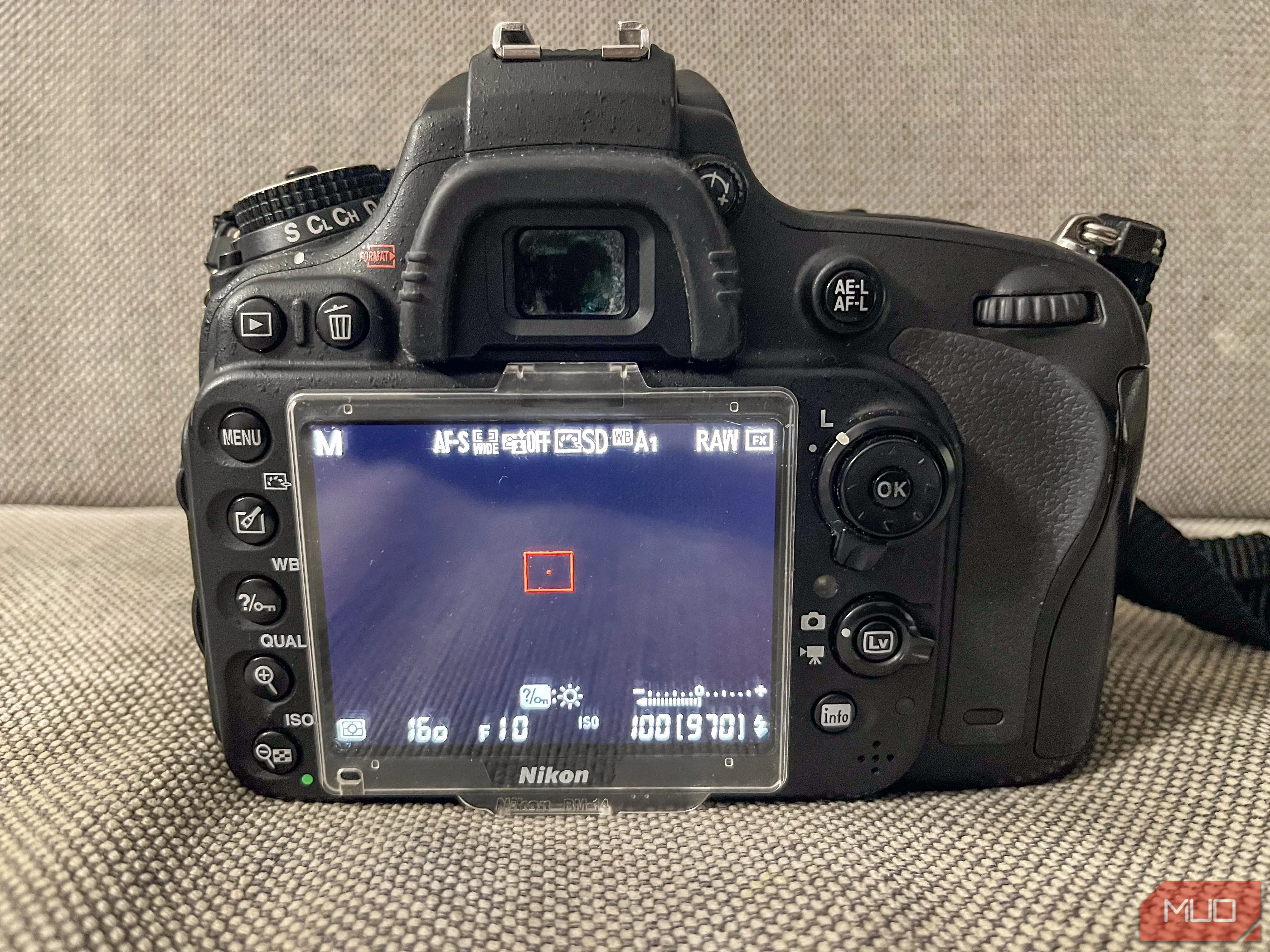 Kính ngắm quang học (OVF) của máy ảnh DSLR mang lại trải nghiệm xem chân thực và kết nối trực tiếp với cảnh.