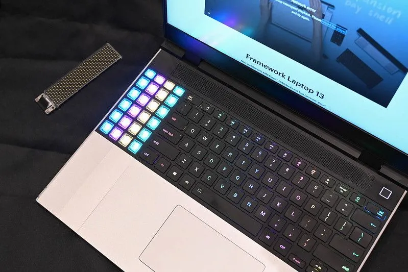 Laptop Framework được trưng bày tại CES 2024
