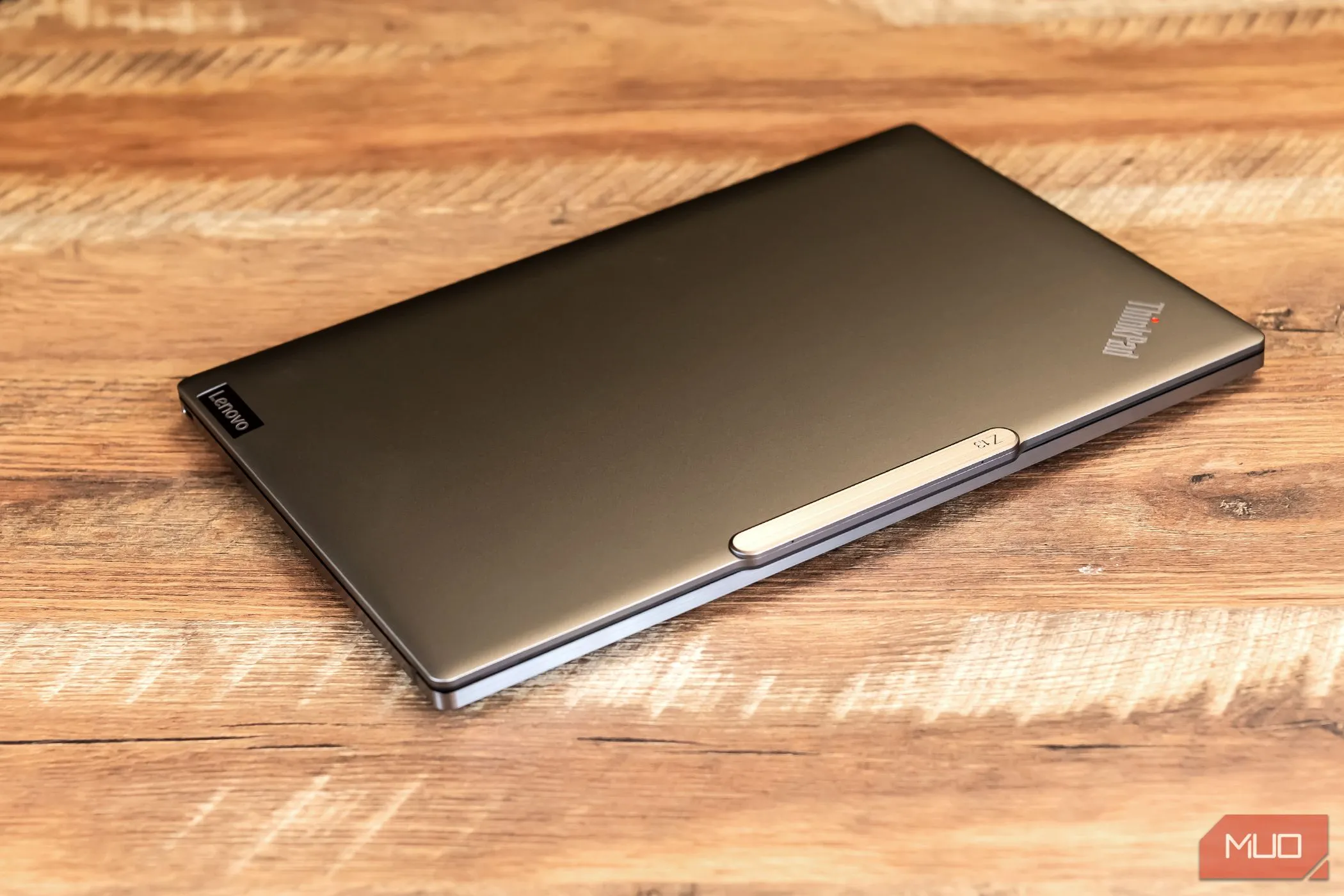 Laptop Lenovo Z13 Gen 2 đang gập lại, thể hiện thiết kế cao cấp và chất lượng hoàn thiện bền bỉ.