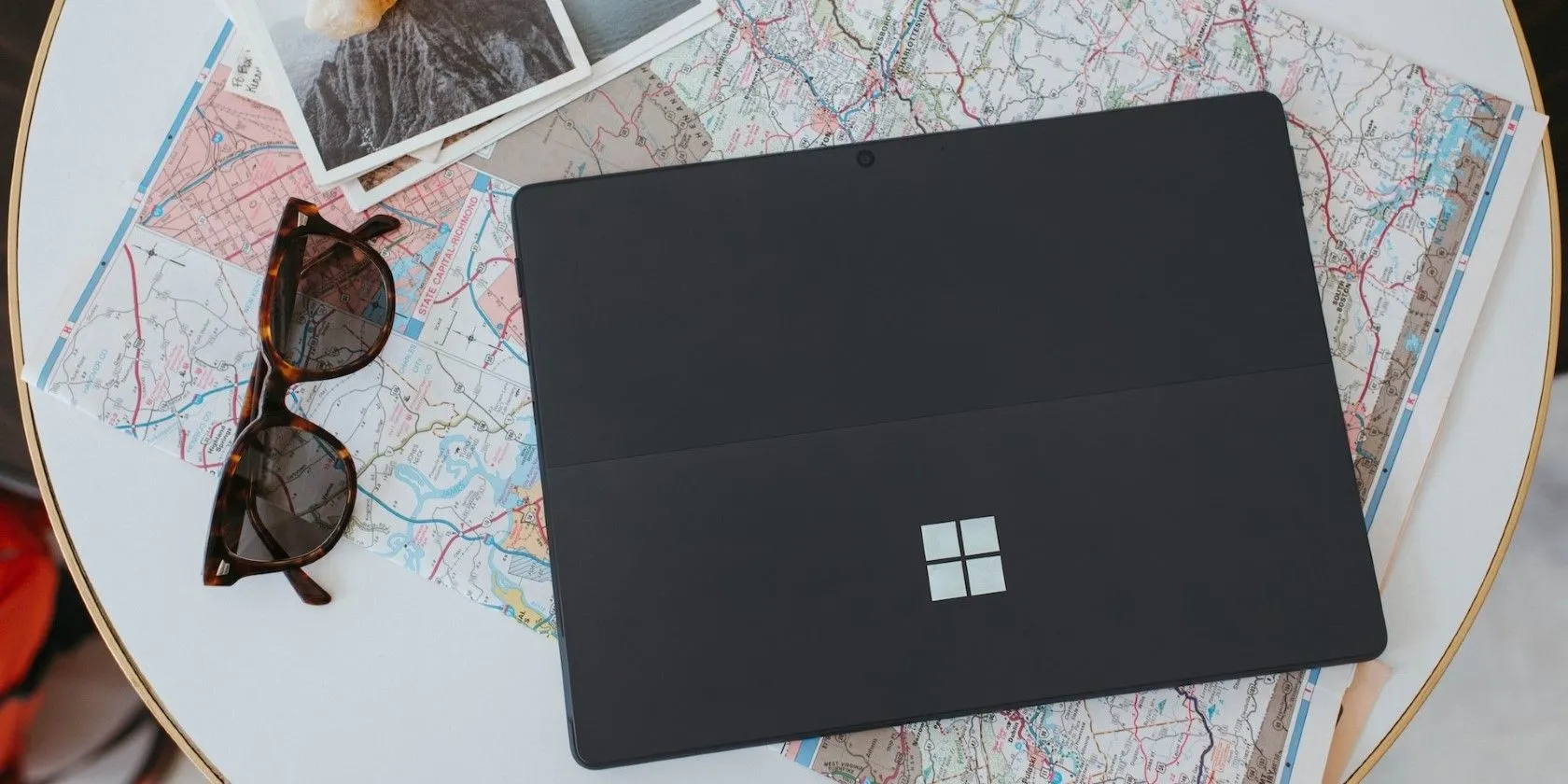 Laptop Windows màu đen trên bàn trắng, thể hiện sự gọn gàng và hiện đại của thiết bị công nghệ.
