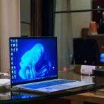 Laptop Windows với biểu tượng phần mềm trên màn hình, minh họa việc sử dụng phần mềm bản quyền an toàn.