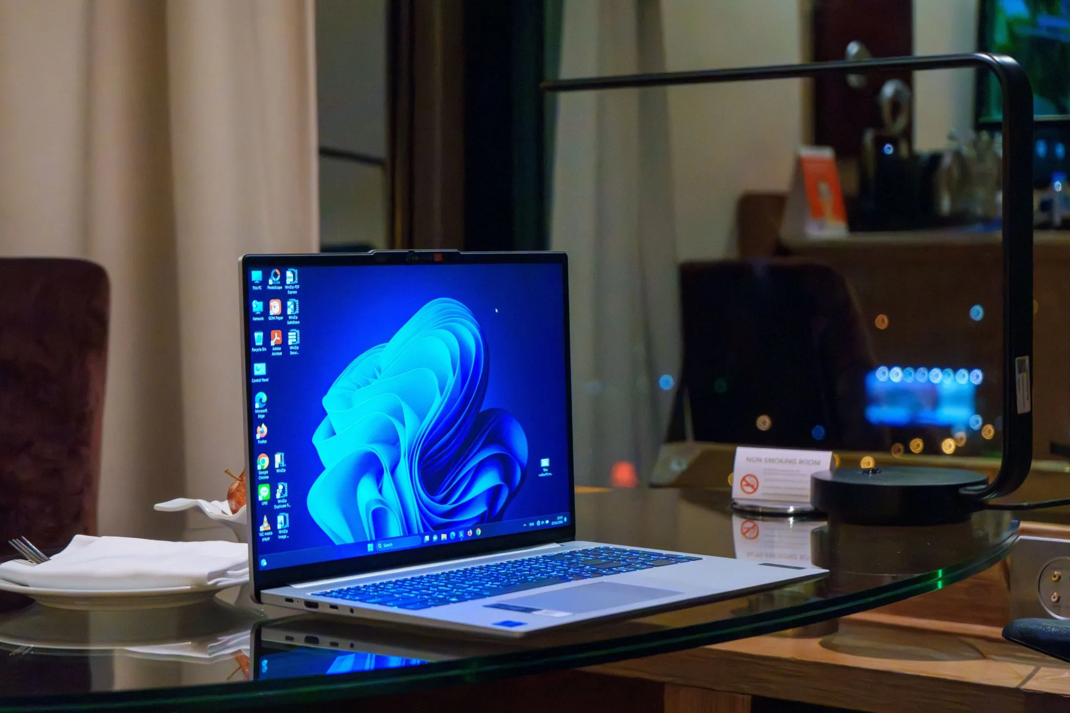 Laptop Windows với biểu tượng phần mềm trên màn hình, minh họa việc sử dụng phần mềm bản quyền an toàn.