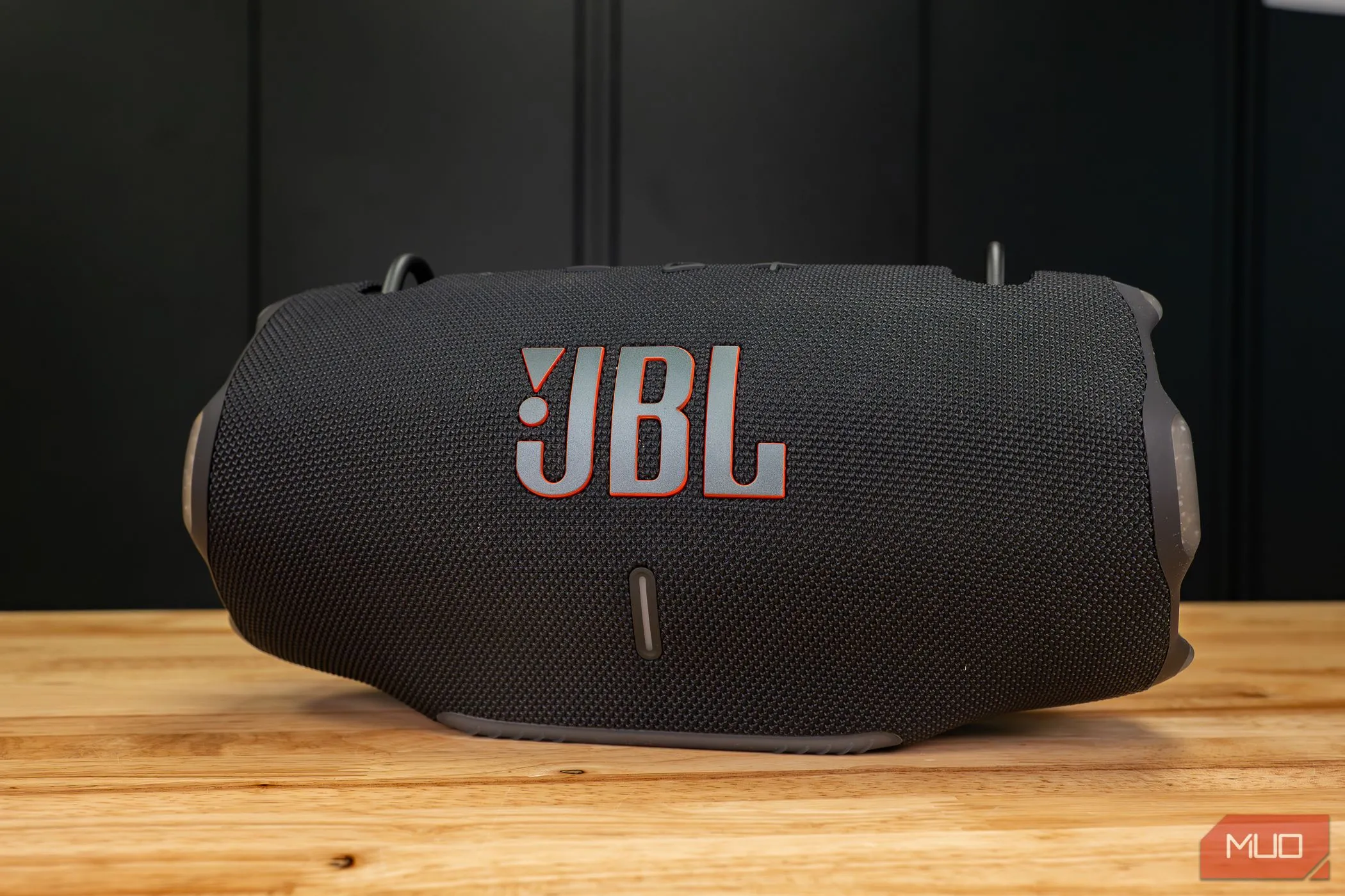 Loa Bluetooth di động JBL Xtreme 4 trên bàn, tiện lợi để cải thiện âm thanh tạm thời.