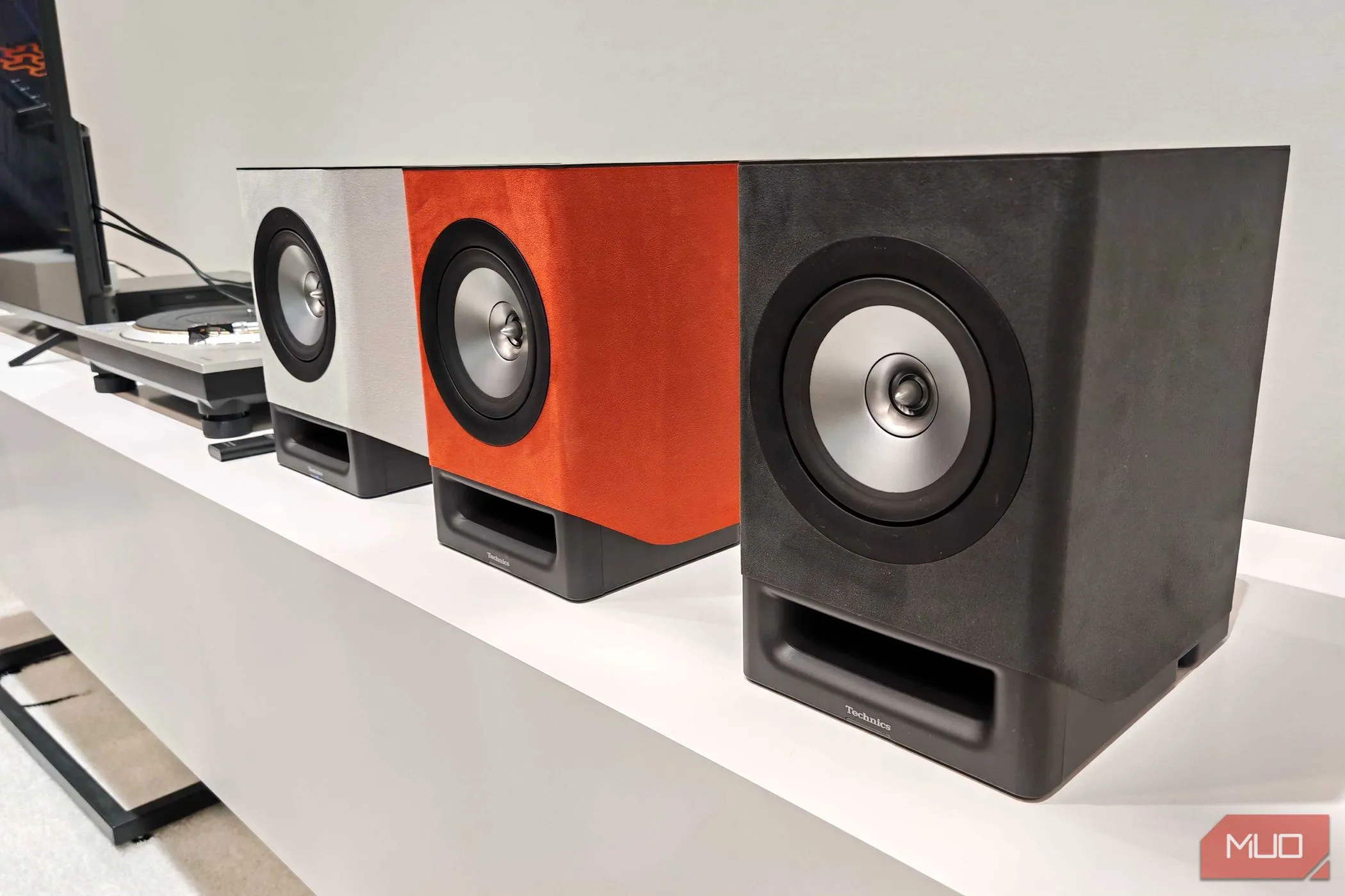Loa Technics SC-CX700 được trưng bày tại triển lãm IFA 2024, cho thấy thiết kế và chất lượng âm thanh cao cấp dành cho người yêu nhạc.