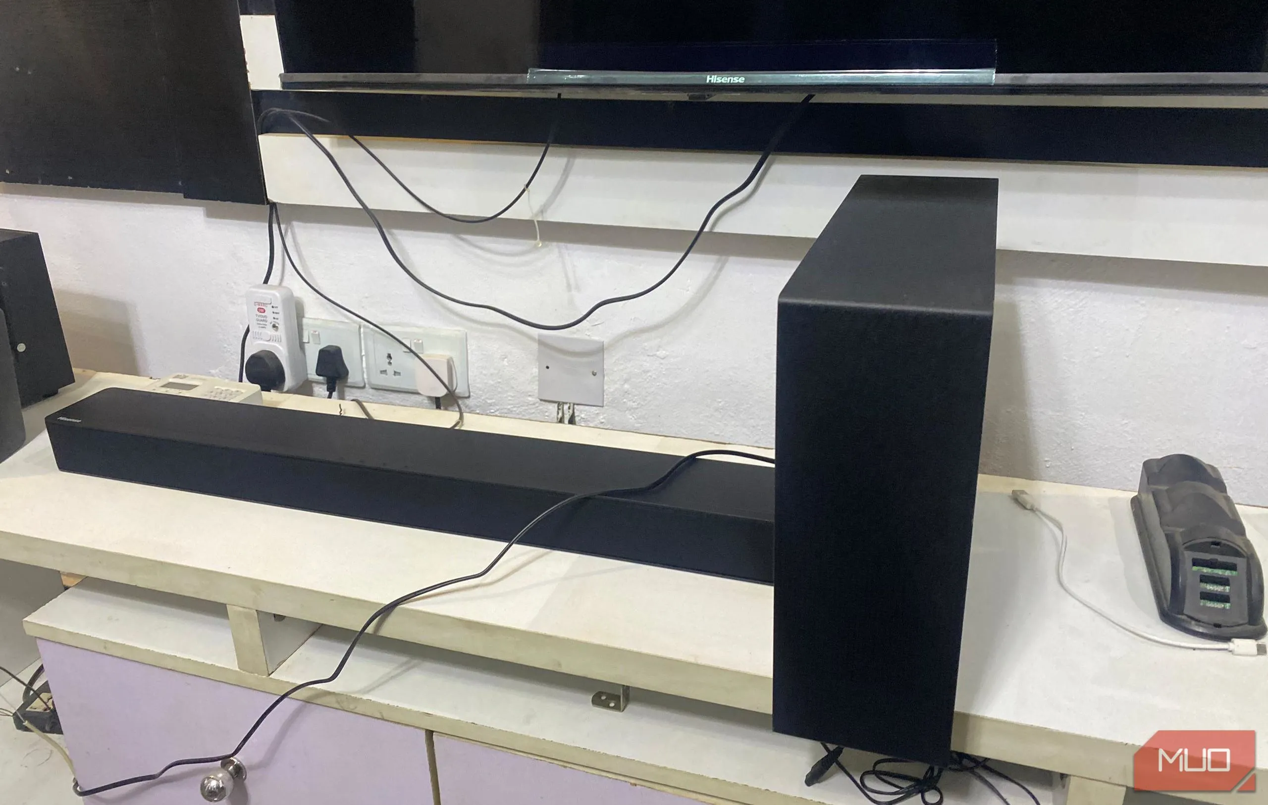 Loa thanh Hisense HS2100 và loa siêu trầm đặt cùng nhau.