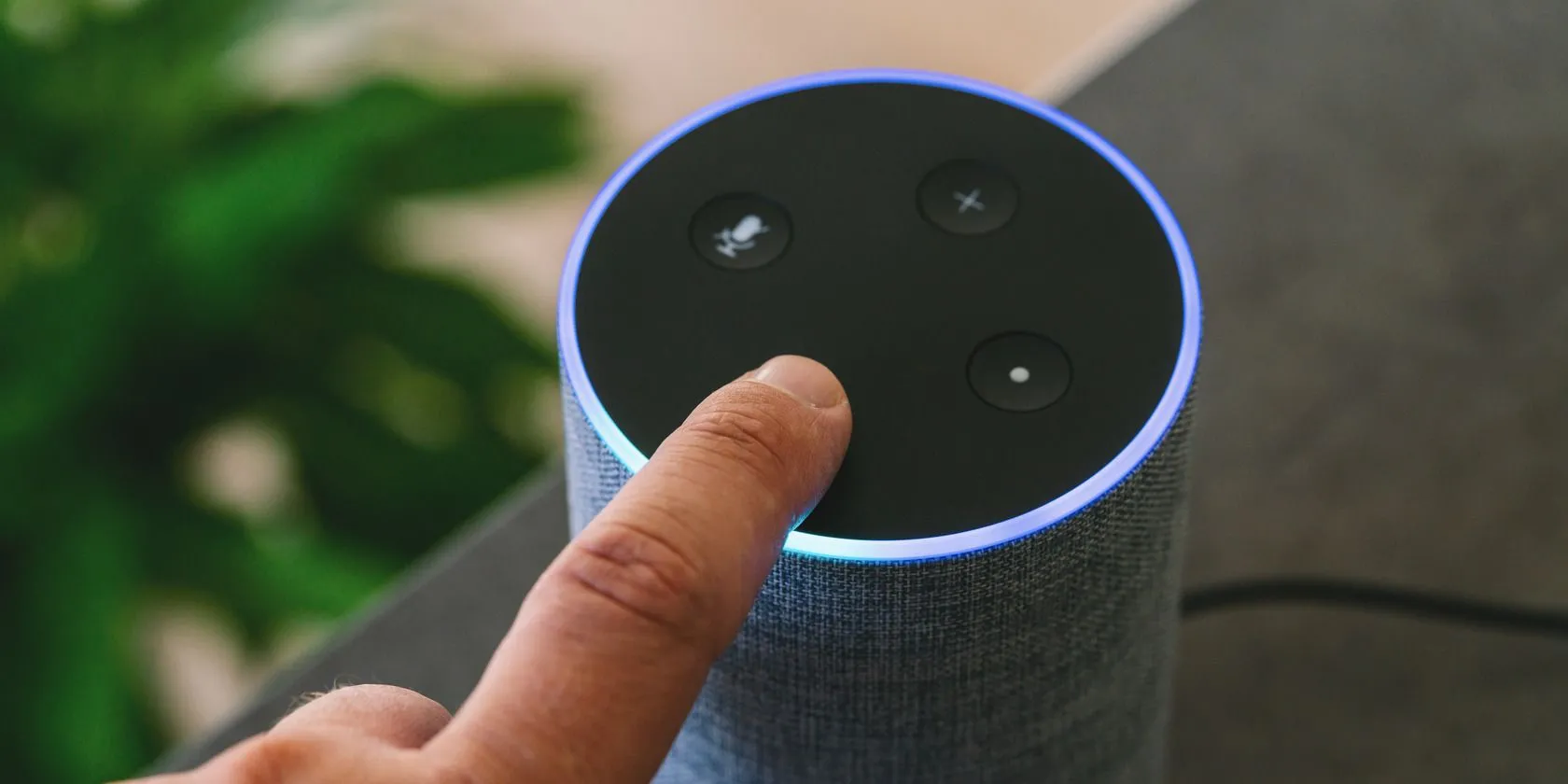 Loa thông minh Amazon Echo màu trắng với một người phụ nữ tương tác, minh họa tiện ích giải trí cá nhân.