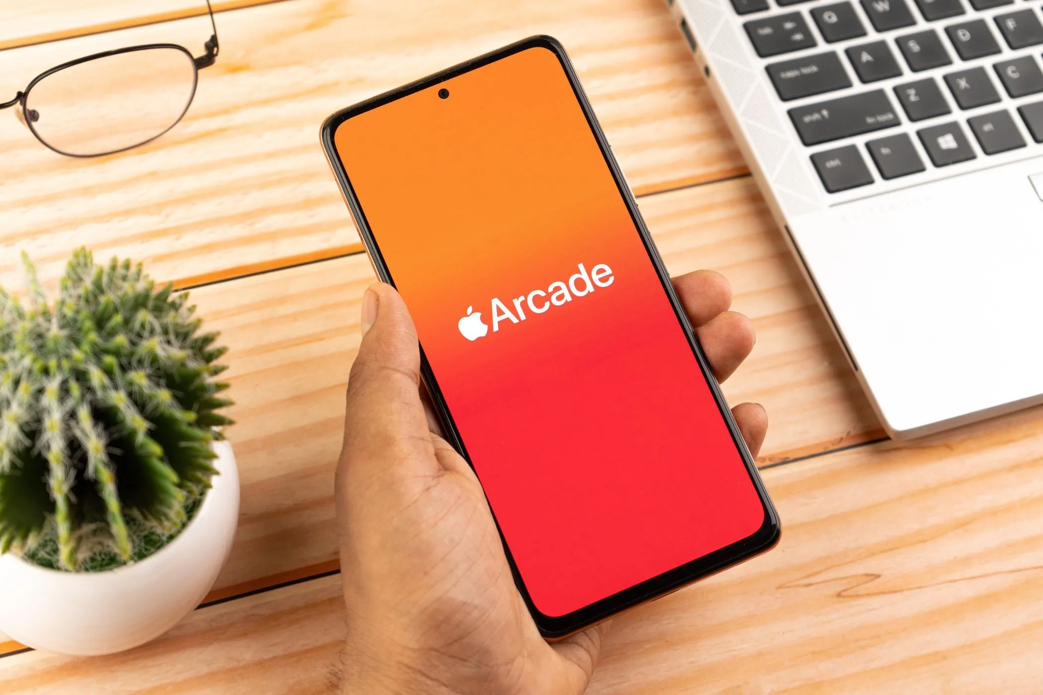 Logo Apple Arcade hiển thị trên màn hình smartphone, đại diện cho thư viện game đa dạng trong gói dịch vụ Apple One.