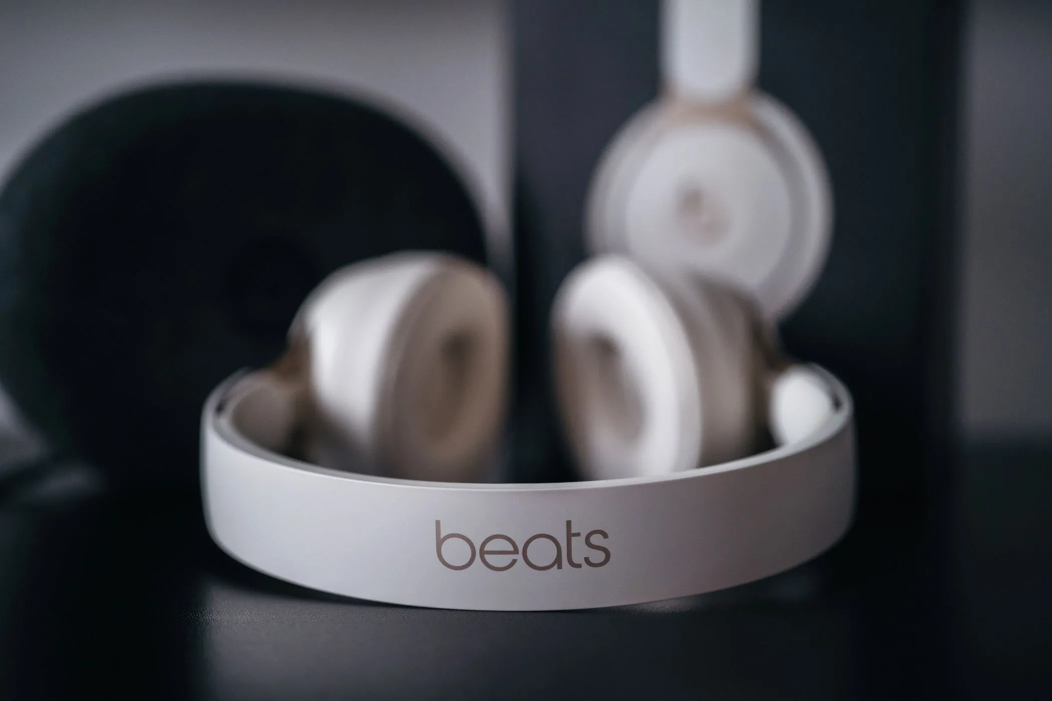 Logo Beats đặc trưng nổi bật trên headband của tai nghe Beats màu đen, nhấn mạnh sự nhận diện thương hiệu và tính năng tích hợp mượt mà với hệ sinh thái Apple.