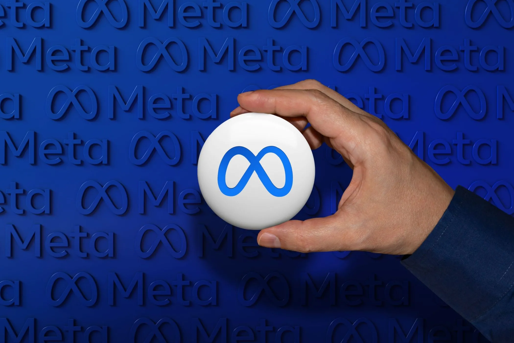 Logo Meta trên nút, biểu trưng cho các ứng dụng Facebook, Messenger, Instagram, Threads với chính sách thu thập dữ liệu rộng lớn