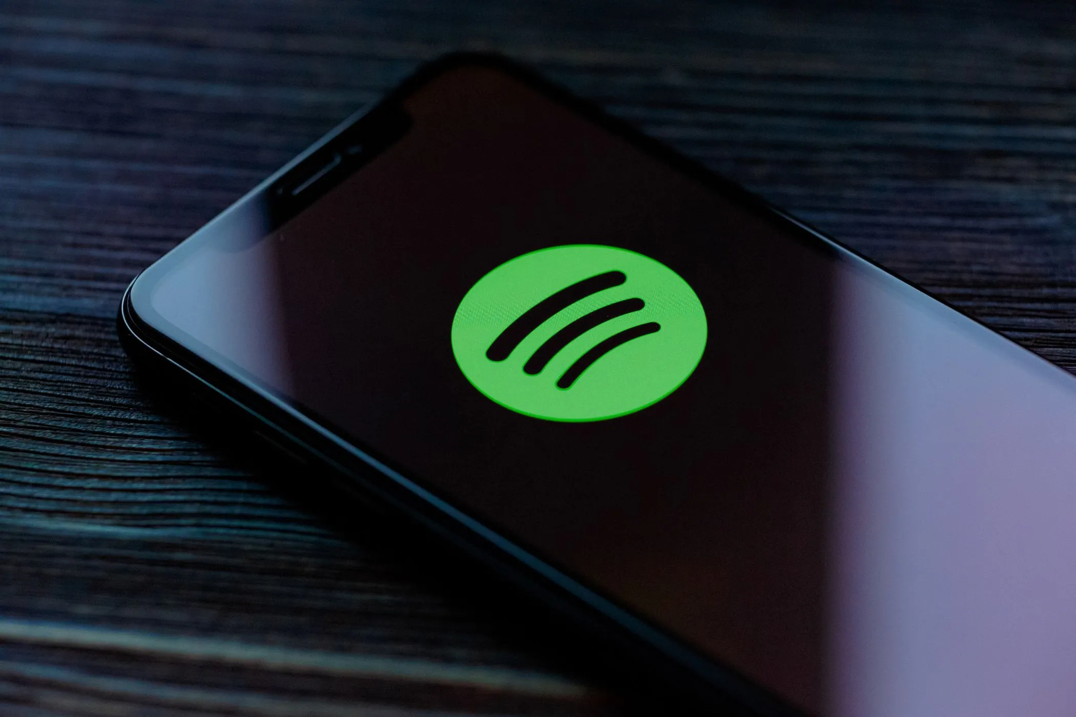 Logo ứng dụng Spotify trên điện thoại di động, minh họa việc thu thập dữ liệu thói quen nghe nhạc