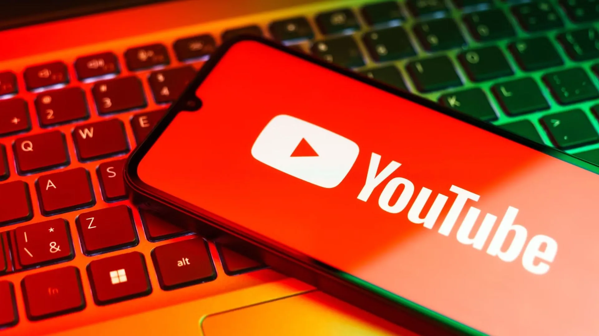 Logo YouTube hiển thị trên màn hình điện thoại, minh họa ứng dụng chia sẻ dữ liệu cá nhân cho quảng cáo