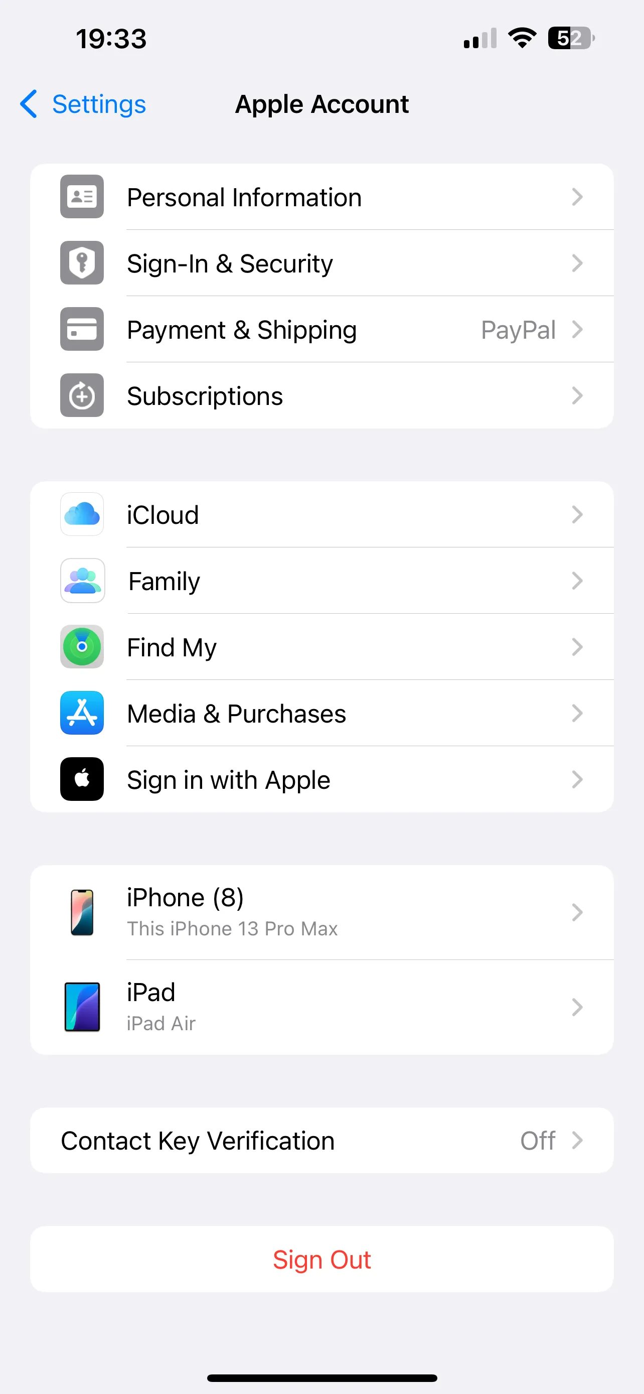 Màn hình cài đặt tài khoản Apple ID và tùy chọn iCloud trên iPhone, nơi người dùng có thể thực hiện sao lưu dữ liệu lên đám mây