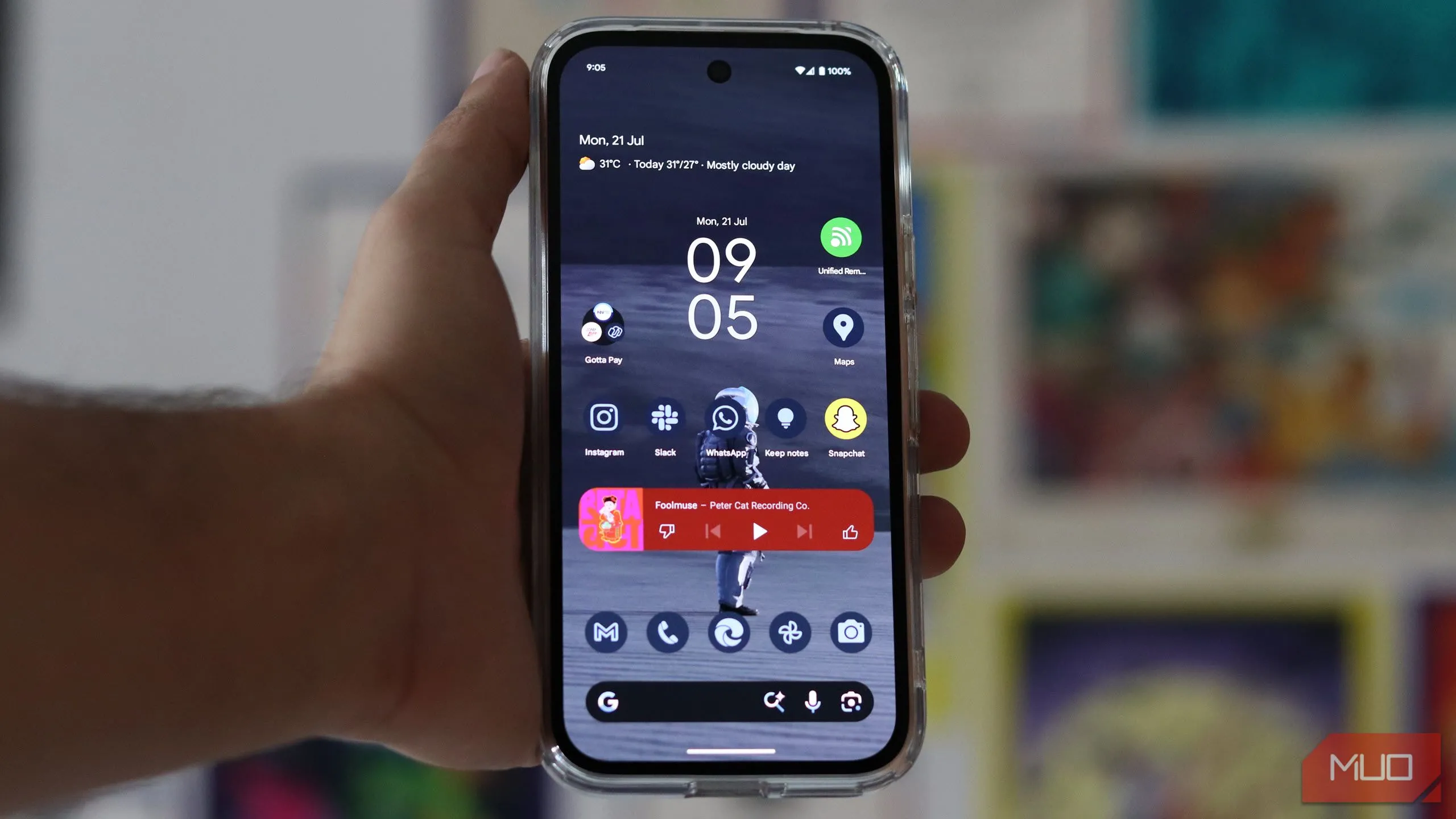 Màn hình chính của Pixel Launcher trên điện thoại Pixel 9a, nổi bật với giao diện tối giản và tiện ích At a Glance.