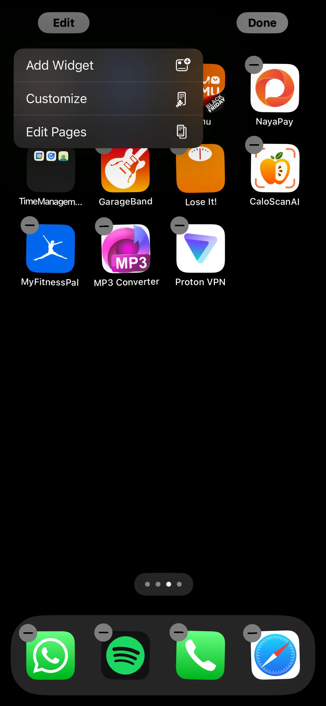 Màn hình chính iPhone trong chế độ chỉnh sửa widget, các ứng dụng đang rung và biểu tượng thêm widget.