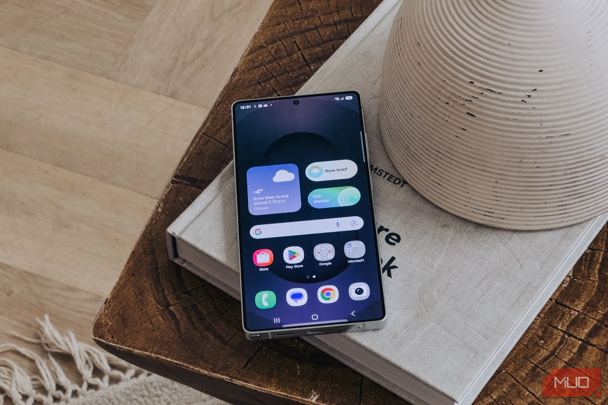 Màn hình chính Samsung Galaxy S25 hiển thị tính năng Daily Brief, minh họa giao diện phần mềm và các tính năng thông minh của điện thoại.