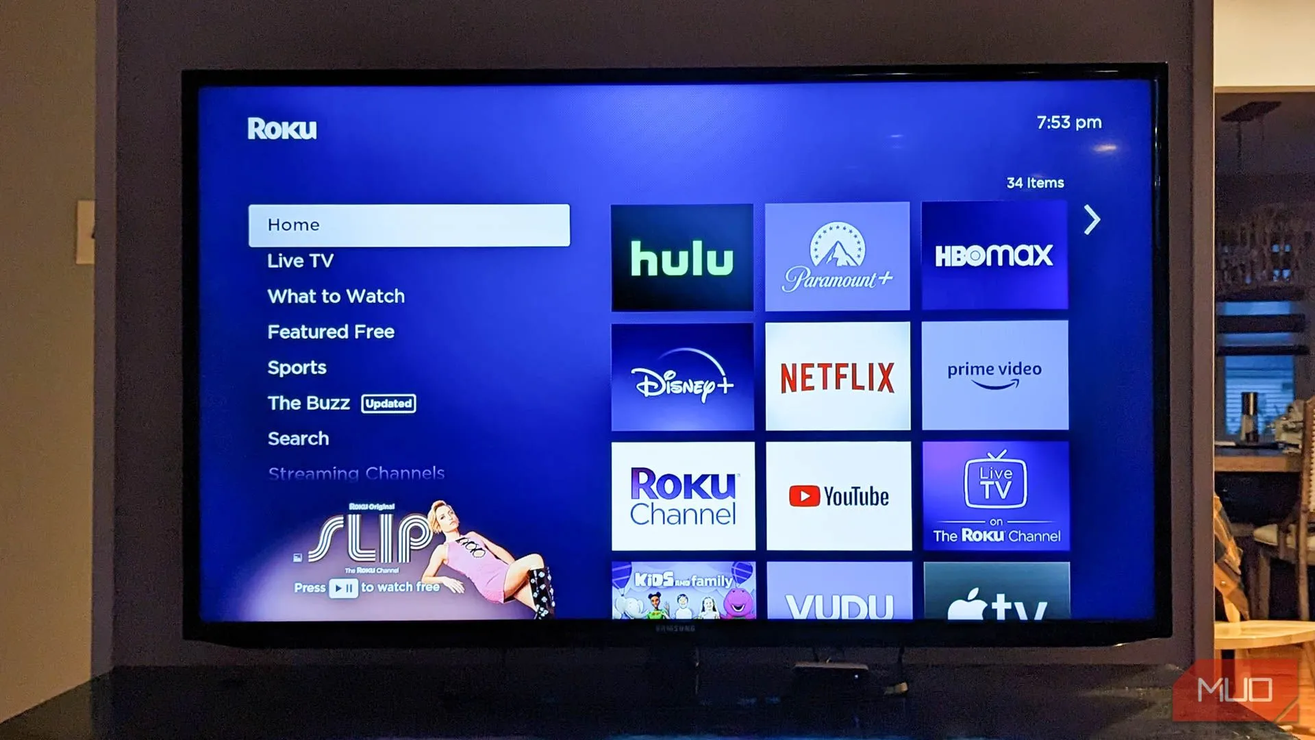 Màn hình chính thiết bị Roku hiển thị các ứng dụng phát trực tuyến và không gian quảng cáo