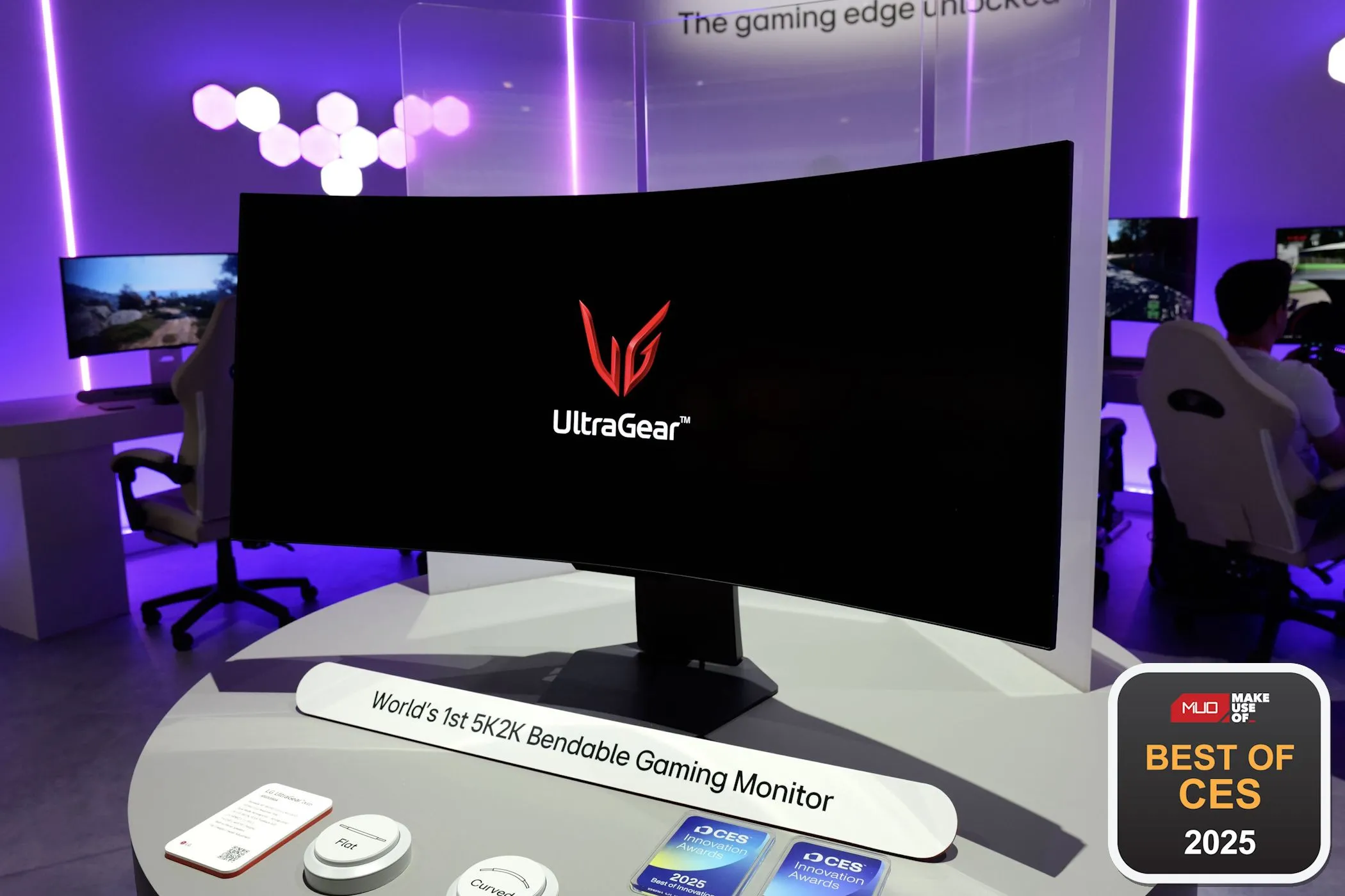 Màn hình chơi game LG UltraGear 45GX990A OLED cong 900R, trưng bày tại gian hàng LG và đạt giải thưởng tại CES 2025.