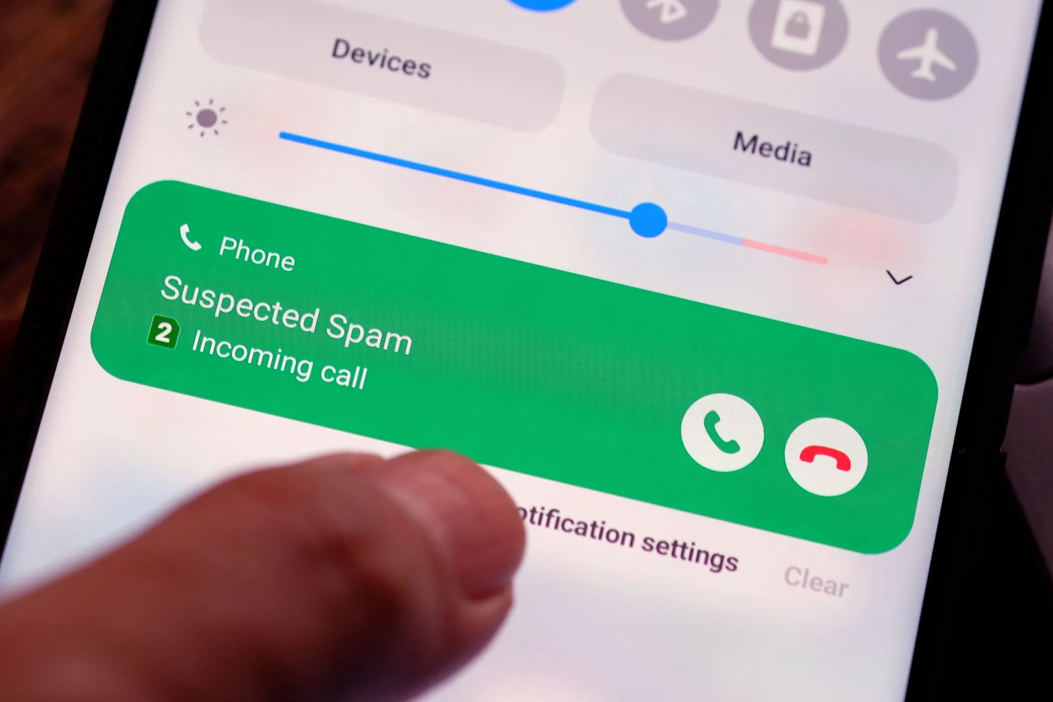 Màn hình điện thoại Android hiển thị cảnh báo cuộc gọi bị nghi ngờ là spam hoặc lừa đảo.