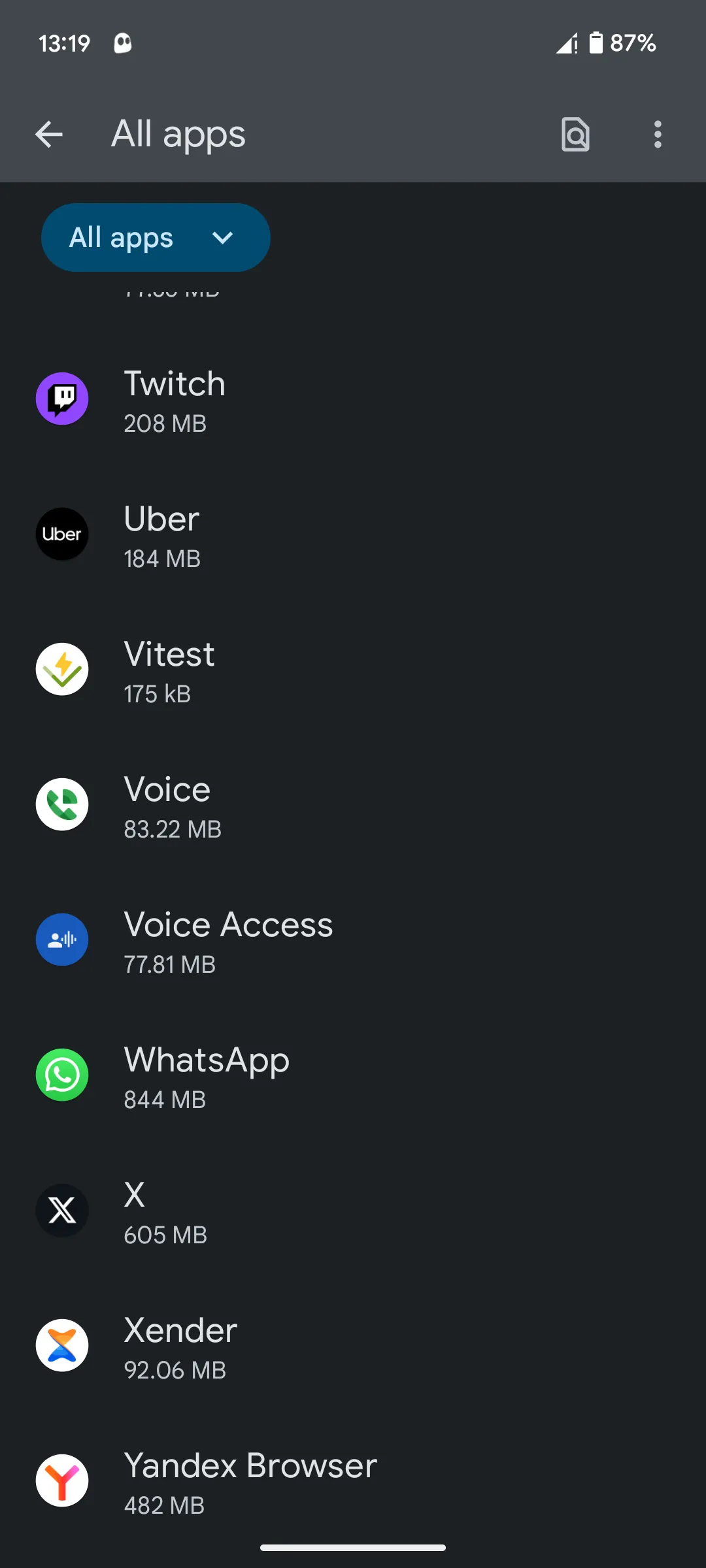 Màn hình điện thoại Android hiển thị danh sách tất cả các ứng dụng đã cài đặt, bước đầu để xóa bộ nhớ đệm