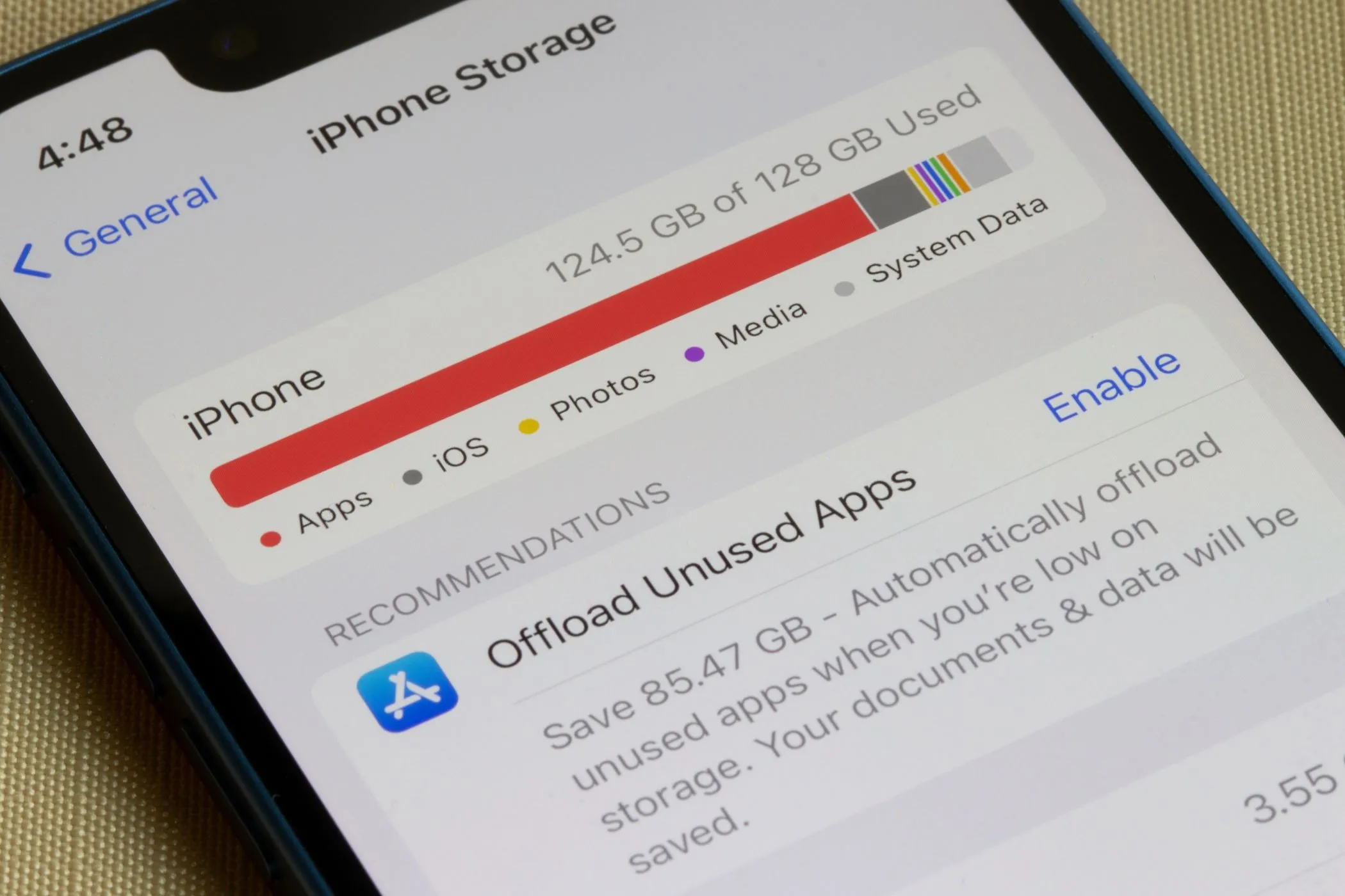 Màn hình hiển thị chi tiết dung lượng bộ nhớ trên iPhone, với các ứng dụng chiếm không gian lưu trữ